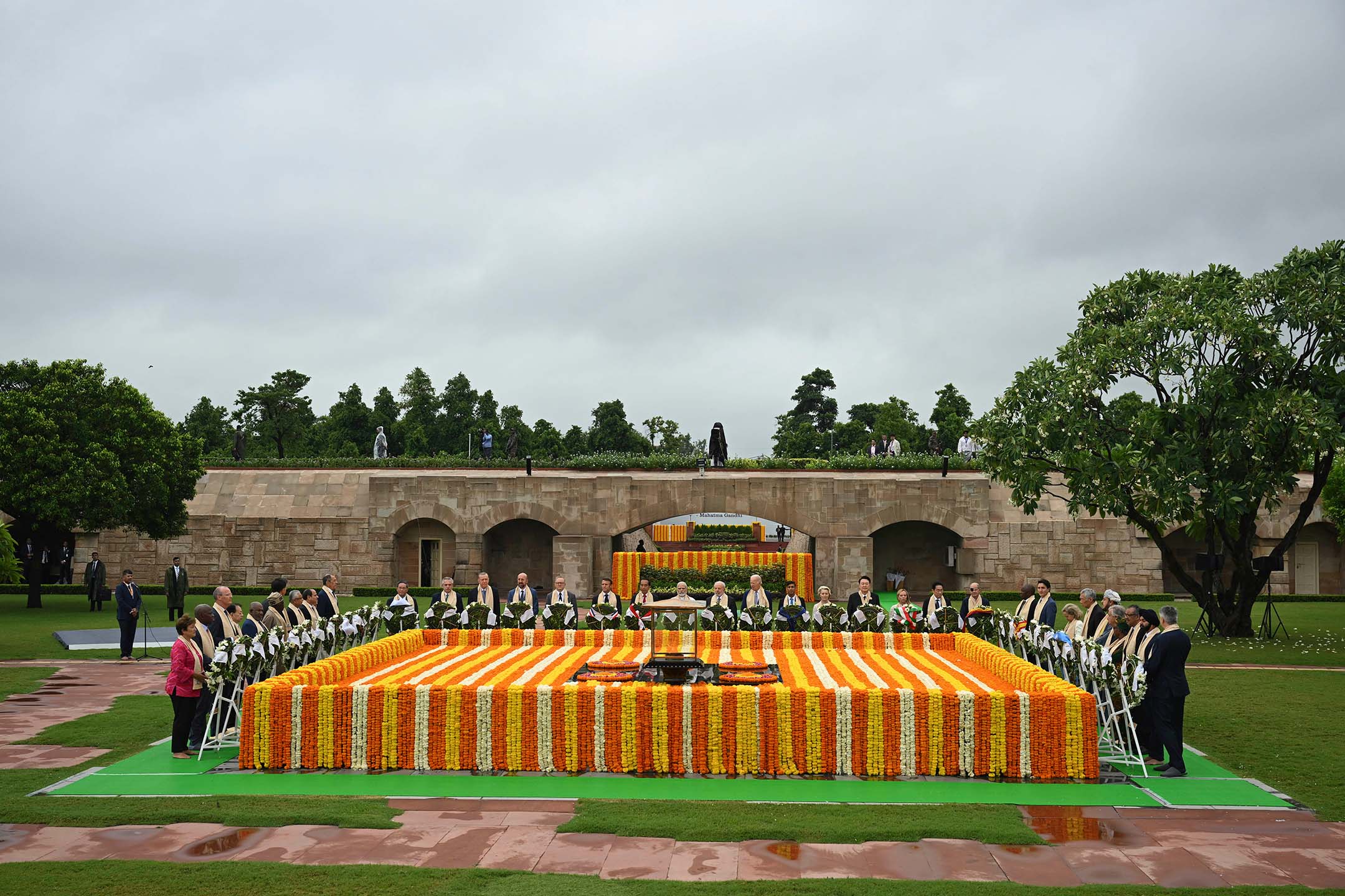 2023年9月10日,印度,各国领袖在圣雄甘地(Mahatma Gandhi)纪念碑前致敬。摄:Kenny Holston, Pool/AP/达志影像