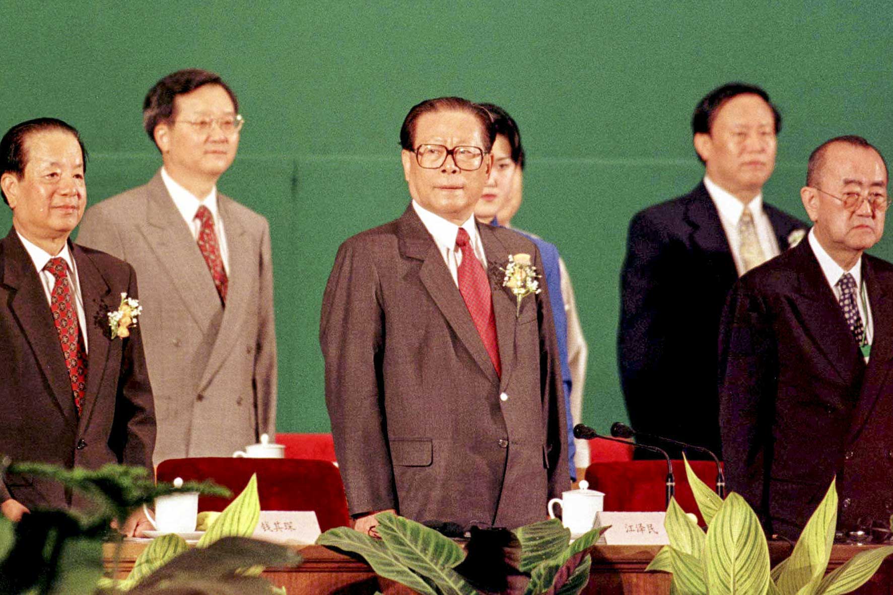 1997年8月24日,中國國家主席江澤民和外交部長錢其琛出席在北京人民大會堂舉行的「世界煙草與健康大會 」開幕式。攝:Greg Baker/AP/達志影像