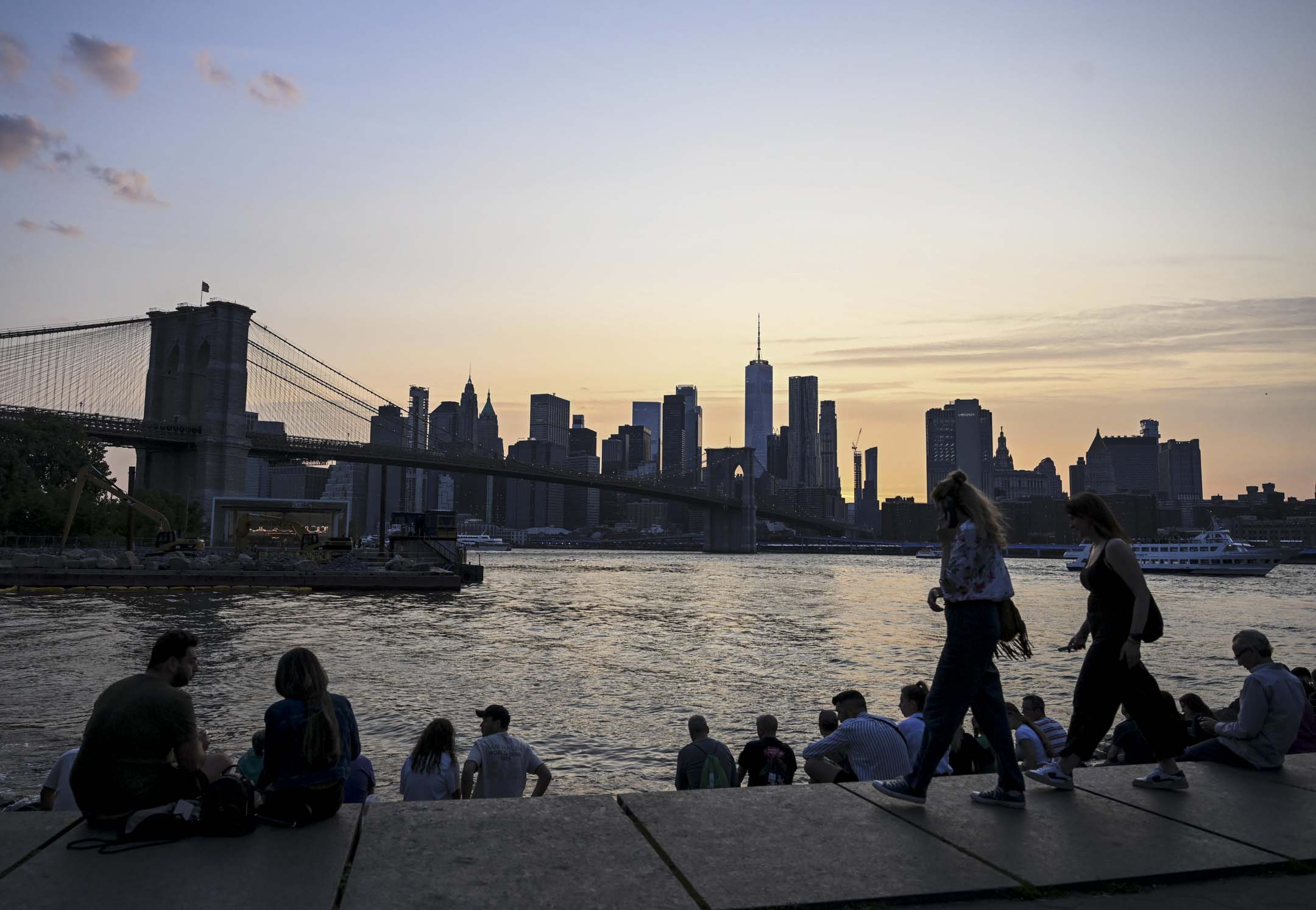 2023年6月13日,美國,人們在日落時分看到布魯克林大橋。攝:Fatih Aktas/Anadolu Agency via Getty Images