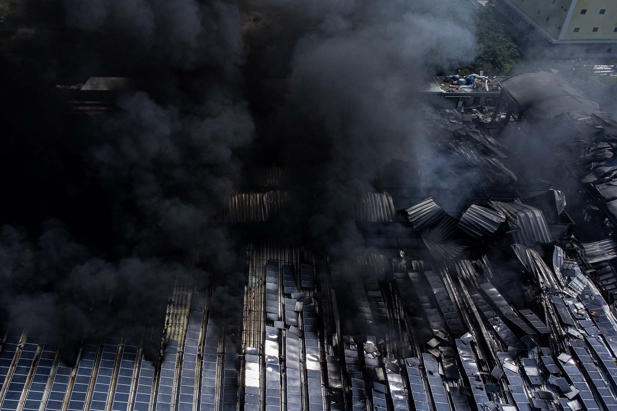 2023年9月23日,屏東工廠大火爆炸現場。攝:陳焯煇/端傳媒