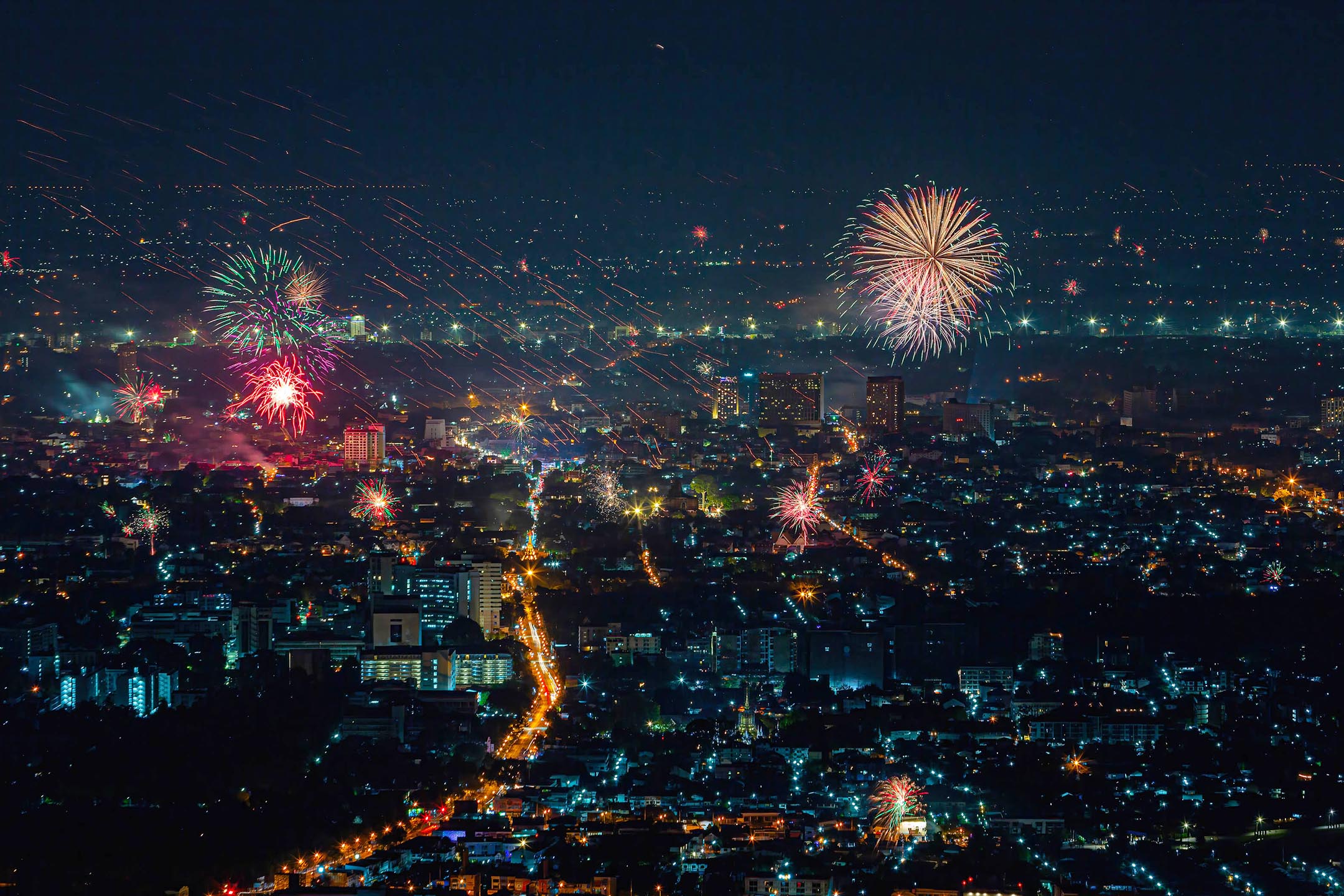 2022年12月31日,新年慶祝活動期間,清邁上空燃放煙花。攝:Pongmanat Tasiri/SOPA Images/LightRocket via Getty Images