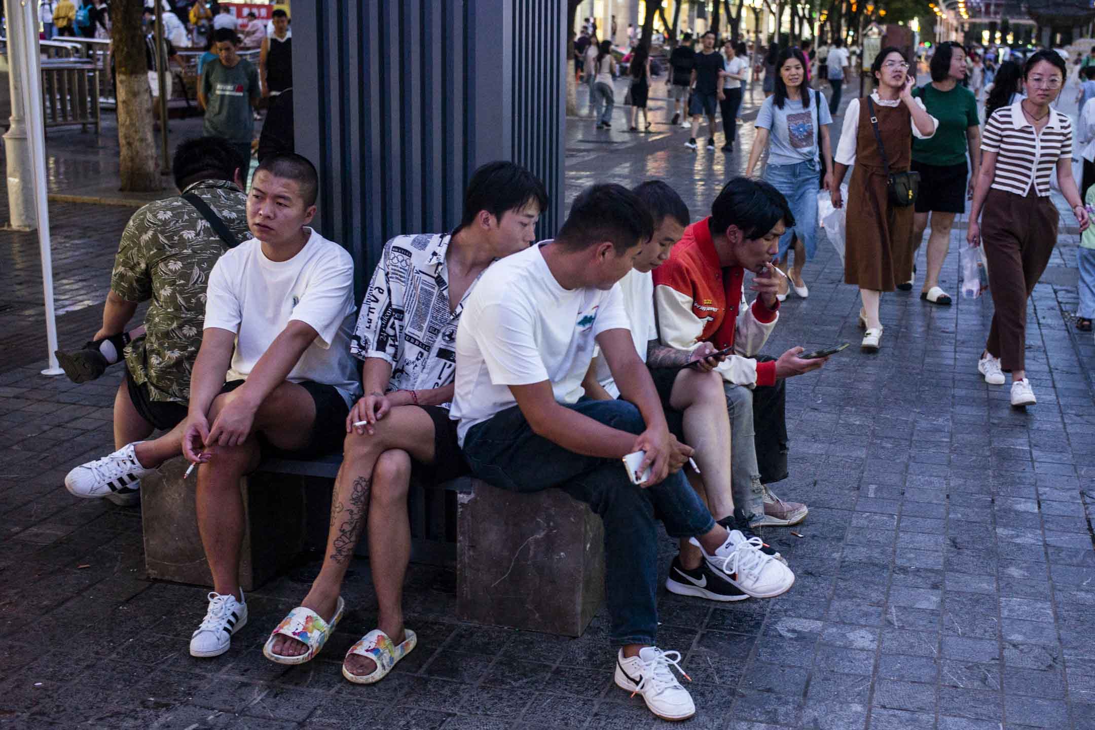 2023年8月12日﹐中國雲南昆明,南屏步行街的年輕人們正在抽煙。攝:LCT/端傳媒
