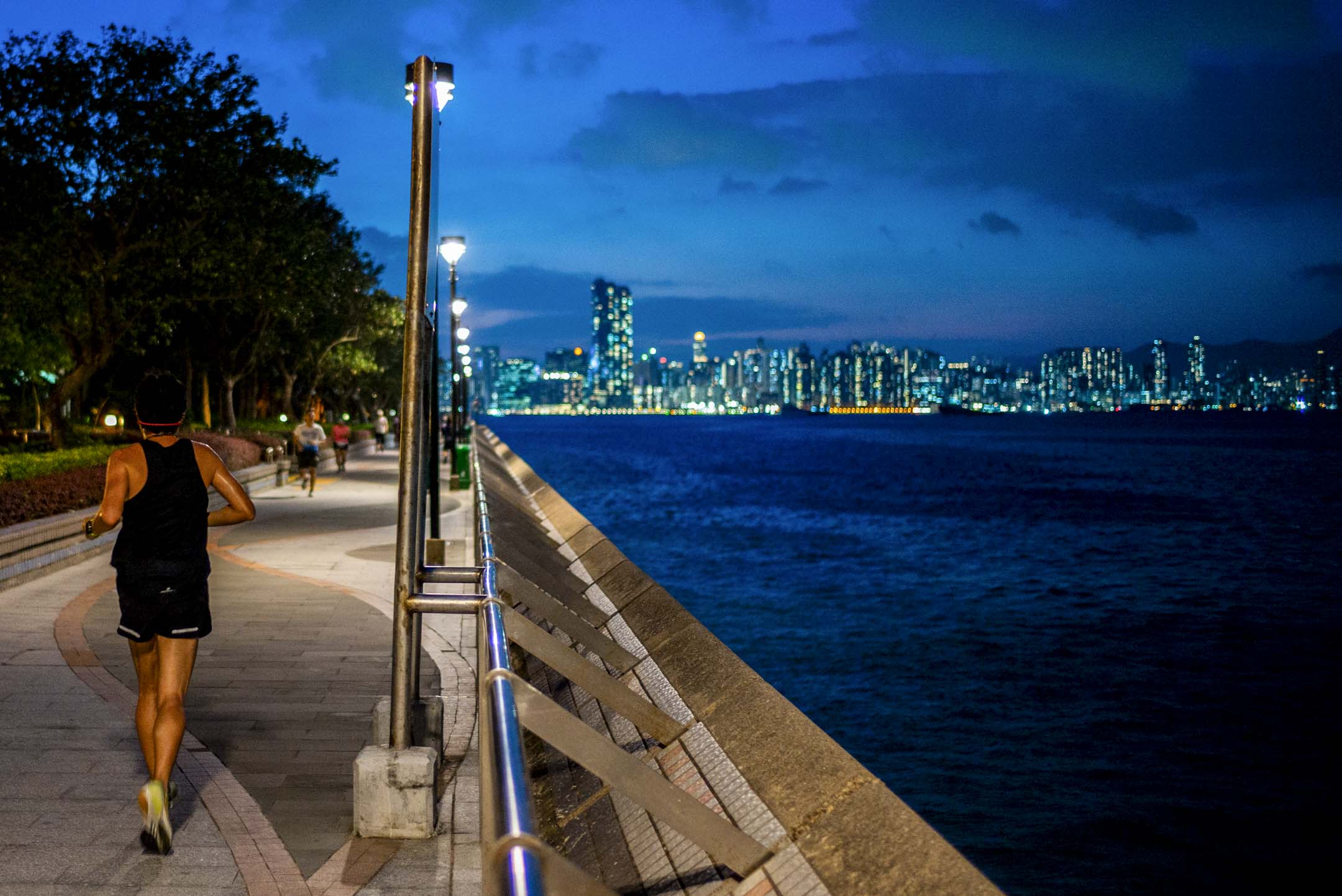 鲗鱼涌海滨长廊的跑步人士。摄:林振东/端传媒