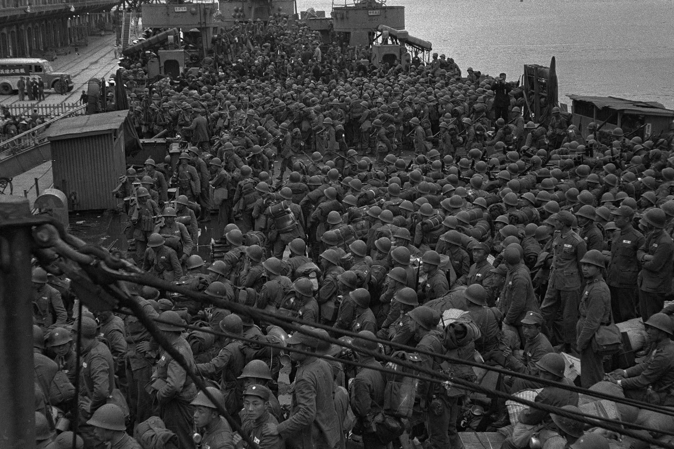 1955年2月15日,成群结队的国民党军队。图:Bettmann/Getty Images