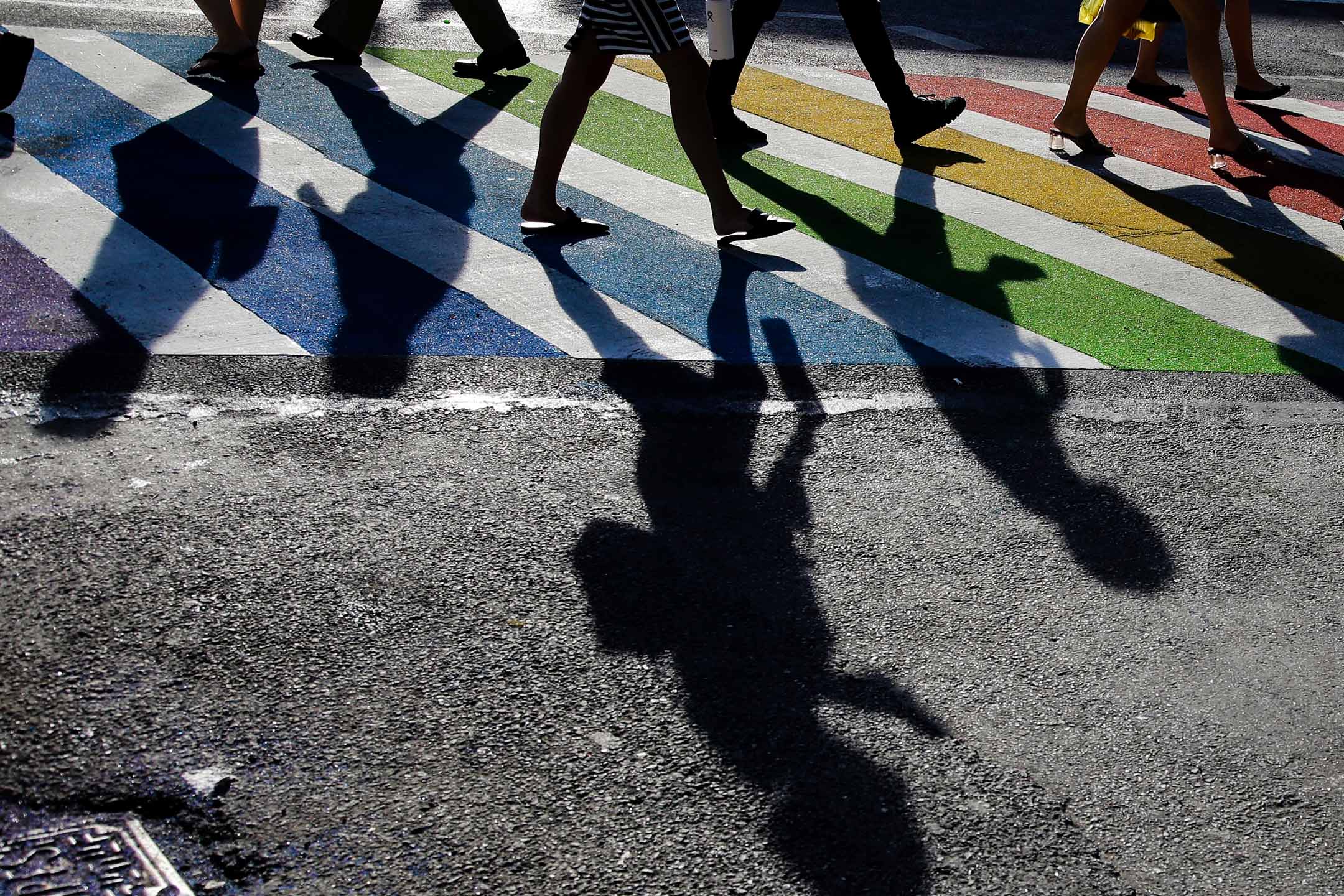 2019年6月27日,美國紐約,行人彩虹色的道路上行走。攝:Frank Franklin II/AP/達志影像