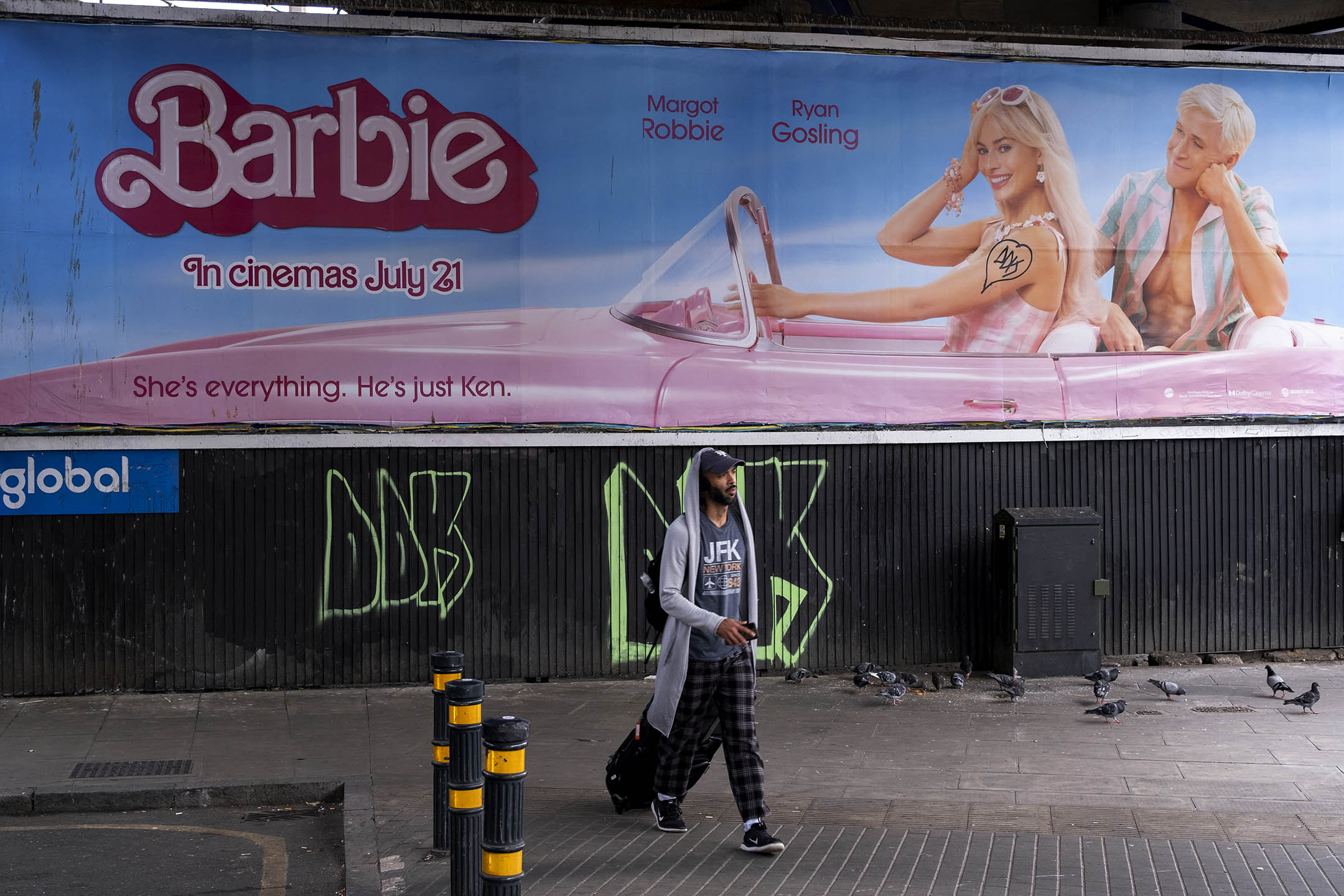 2023年8月14日,英国伦敦,电影《Barbie芭比》的海报。摄:Mike Kemp/In Pictures via Getty Images
