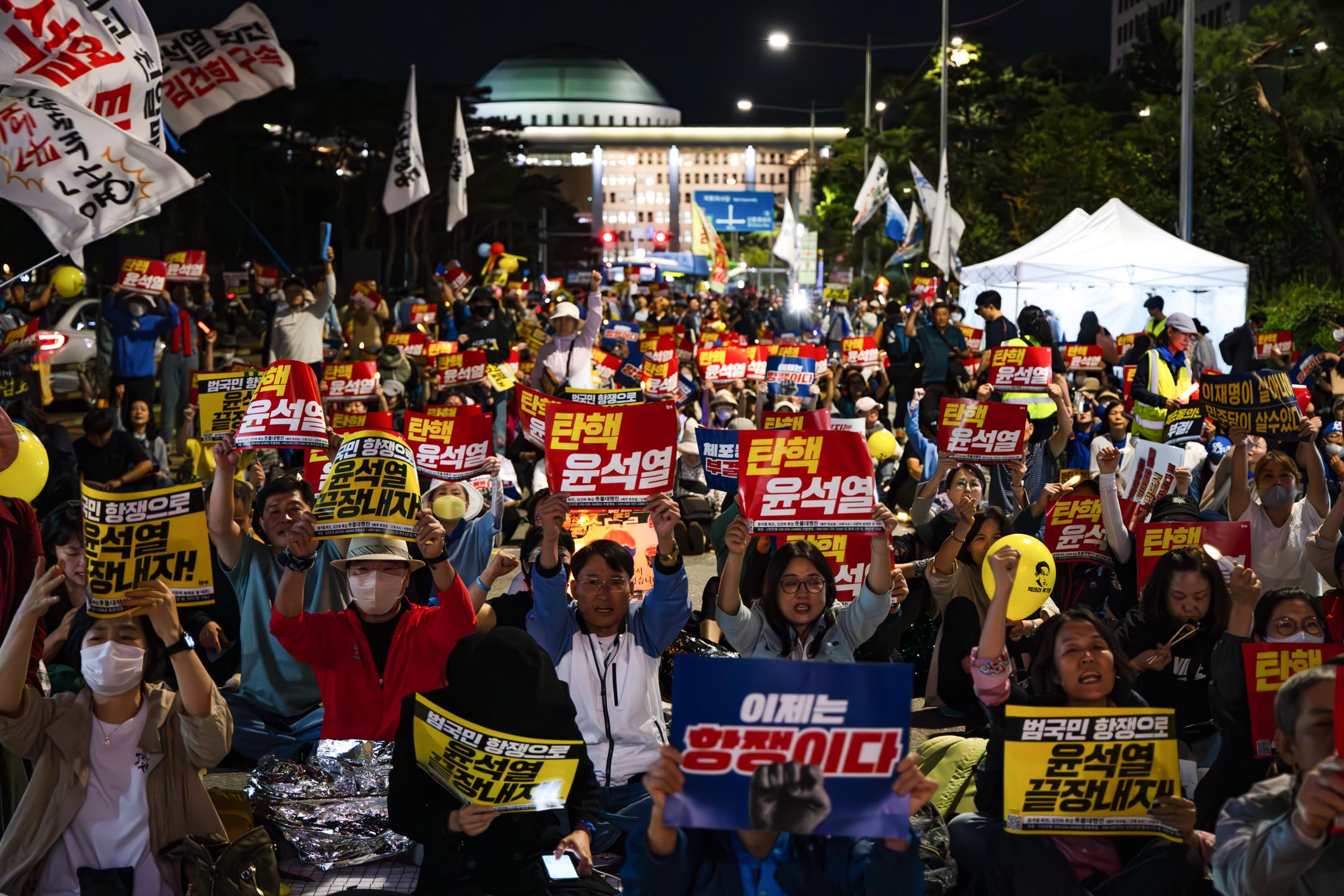2023年9月21日，韓國首爾，議會通過李在明的逮捕議案後，數百名支持者民主黨總部前高喊口號。攝：Chris Jung/NurPhoto via Getty Images