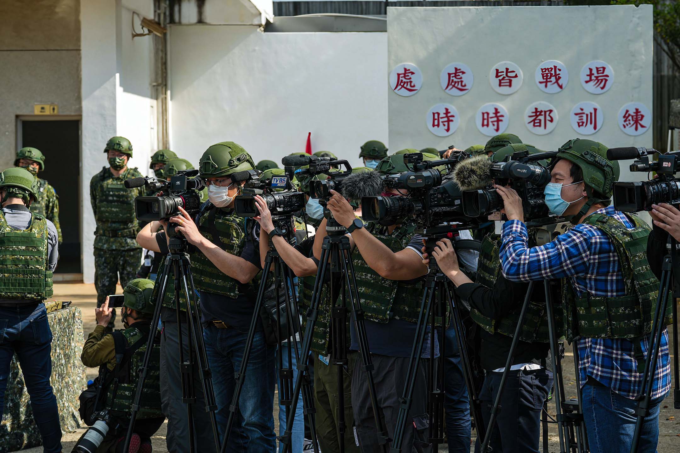 2022年3月14日,一群穿著军事防护装备的记者。摄:Walid Berrazeg/LightRocket via Getty Images