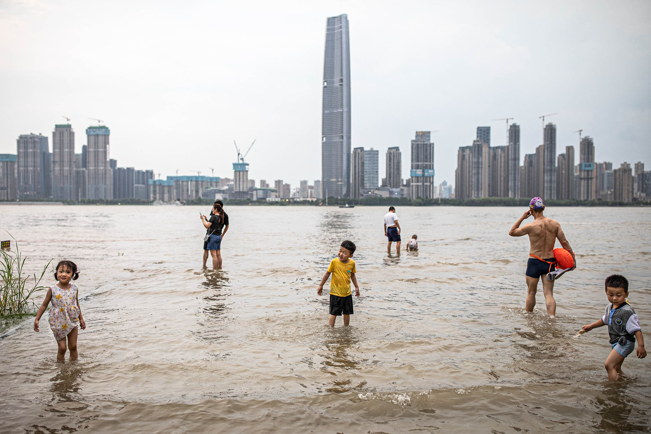 2022年6月10日，中國武漢，孩子在被洪水淹沒的江灘公園內玩耍。攝：Getty Images