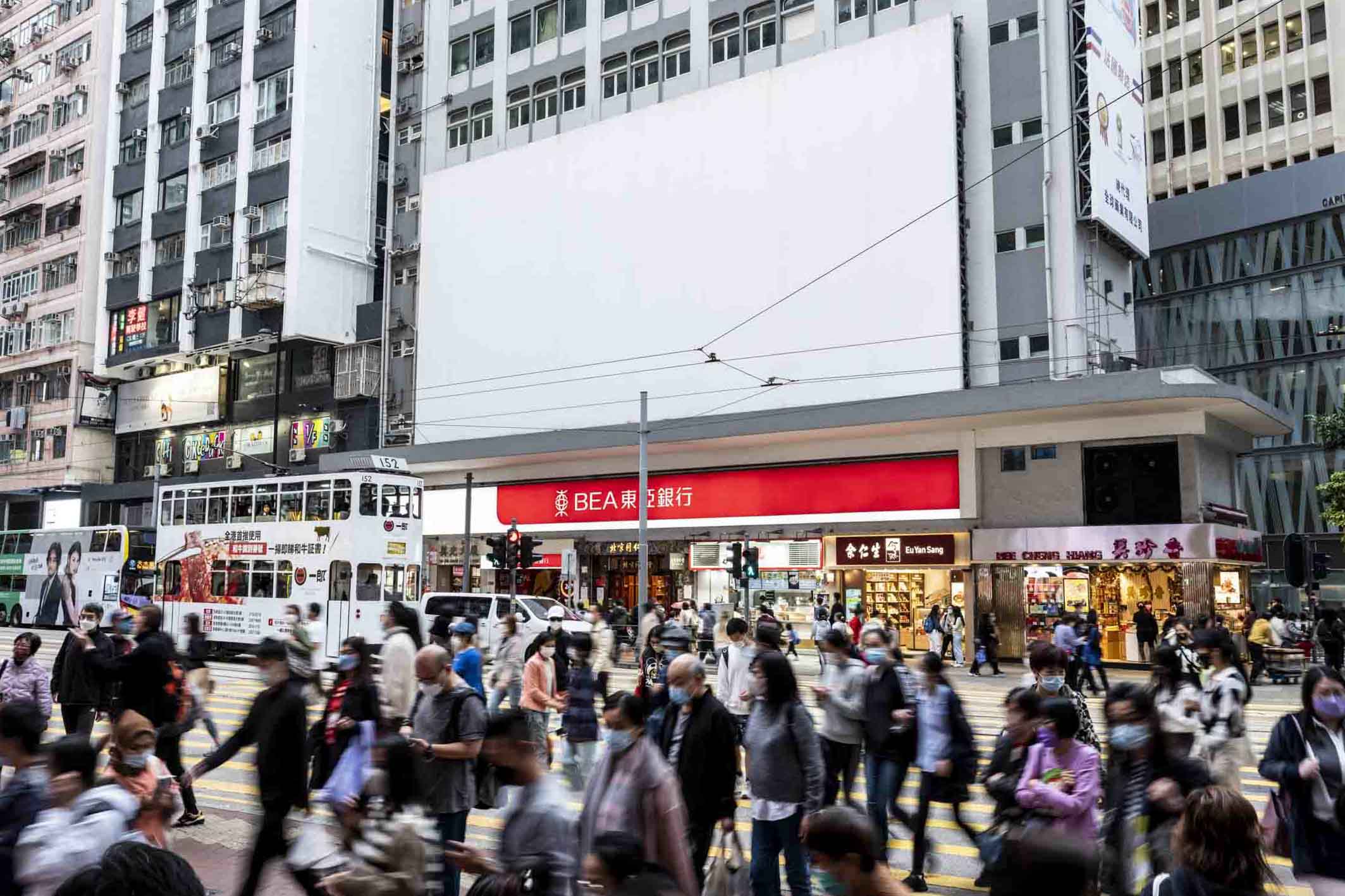 2022年12月2日，銅鑼灣有一塊未有廣告展示的白色廣告牌。攝：林振東/端傳媒