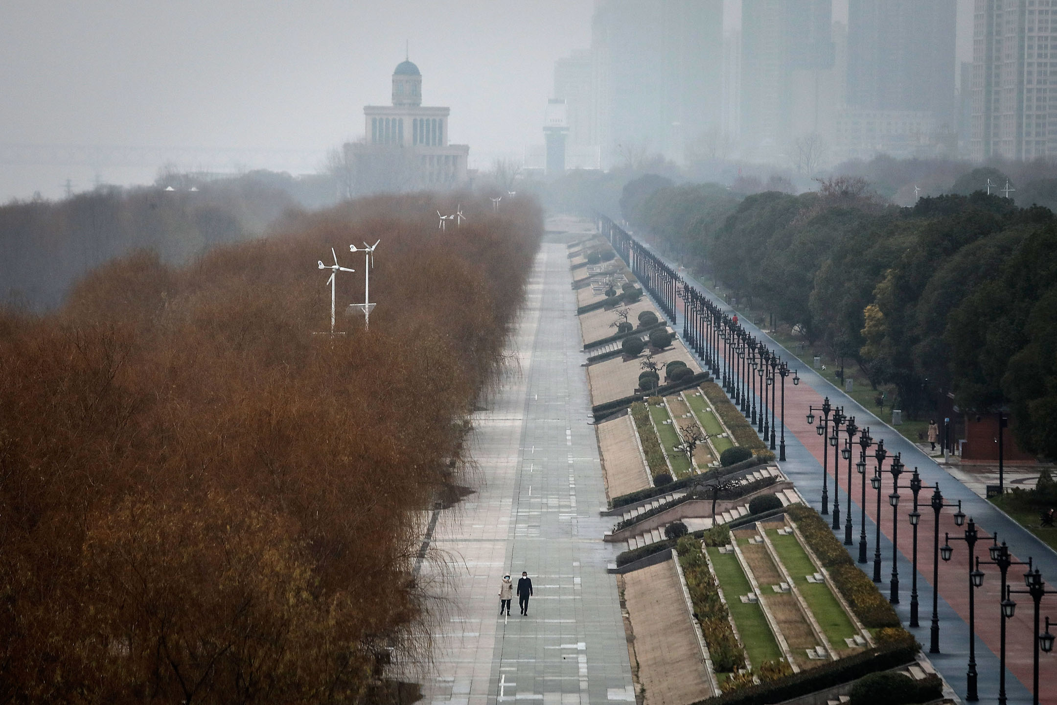 2020年1月27日，中國武漢，兩名市民在公園散步。攝：Getty Images
