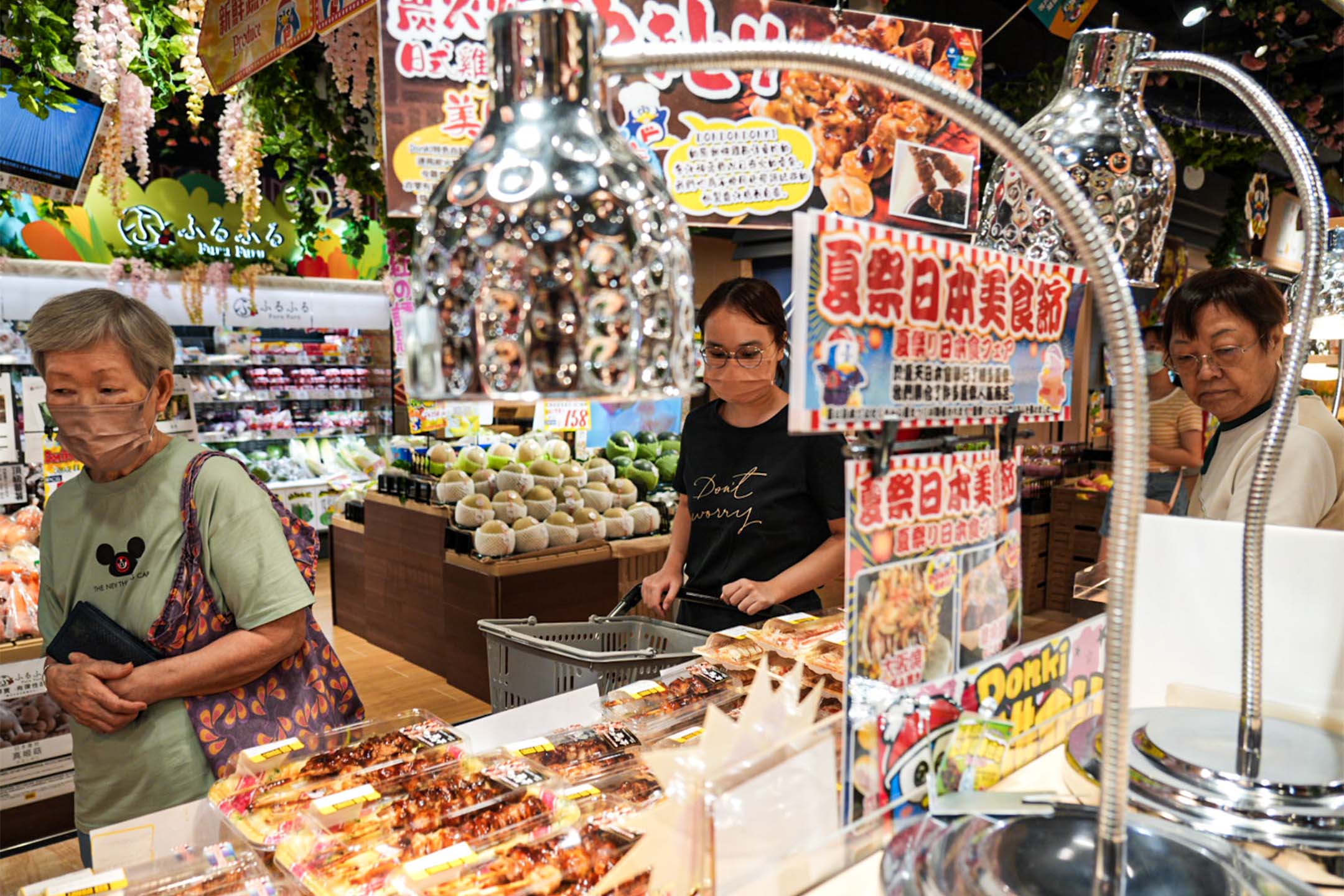 2023年8月24日,钻石山一间超市,市民正在选购日本食品。摄:Ryan Lai/端传媒
