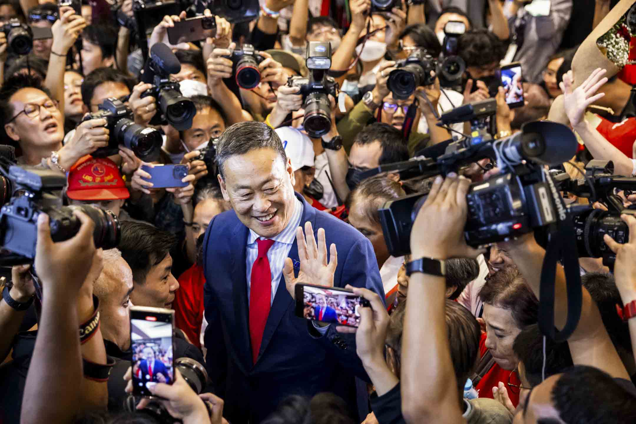2023年8月22日,为泰党总理候选人Srettha(社他)获得足够的议会选票掌管泰国,并在为泰党总部露面。 摄:Andre Malerba/Bloomberg via Getty Images