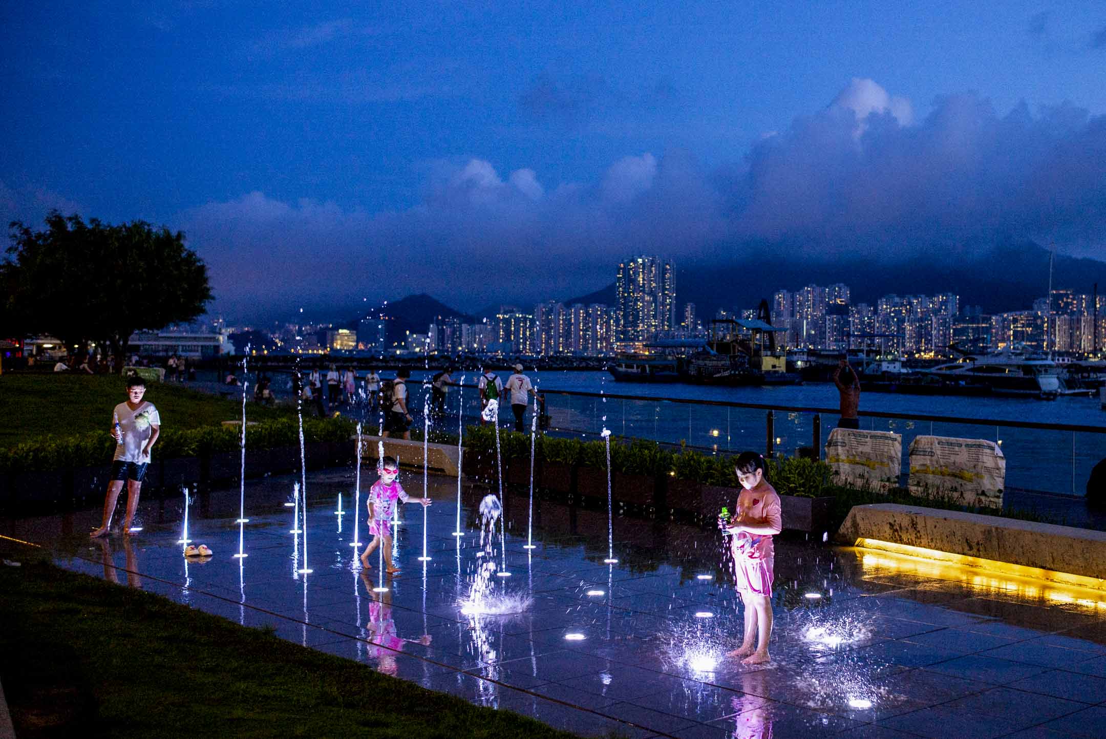 观塘海滨花园,小孩子在喷水池玩水。摄:林振东/端传媒