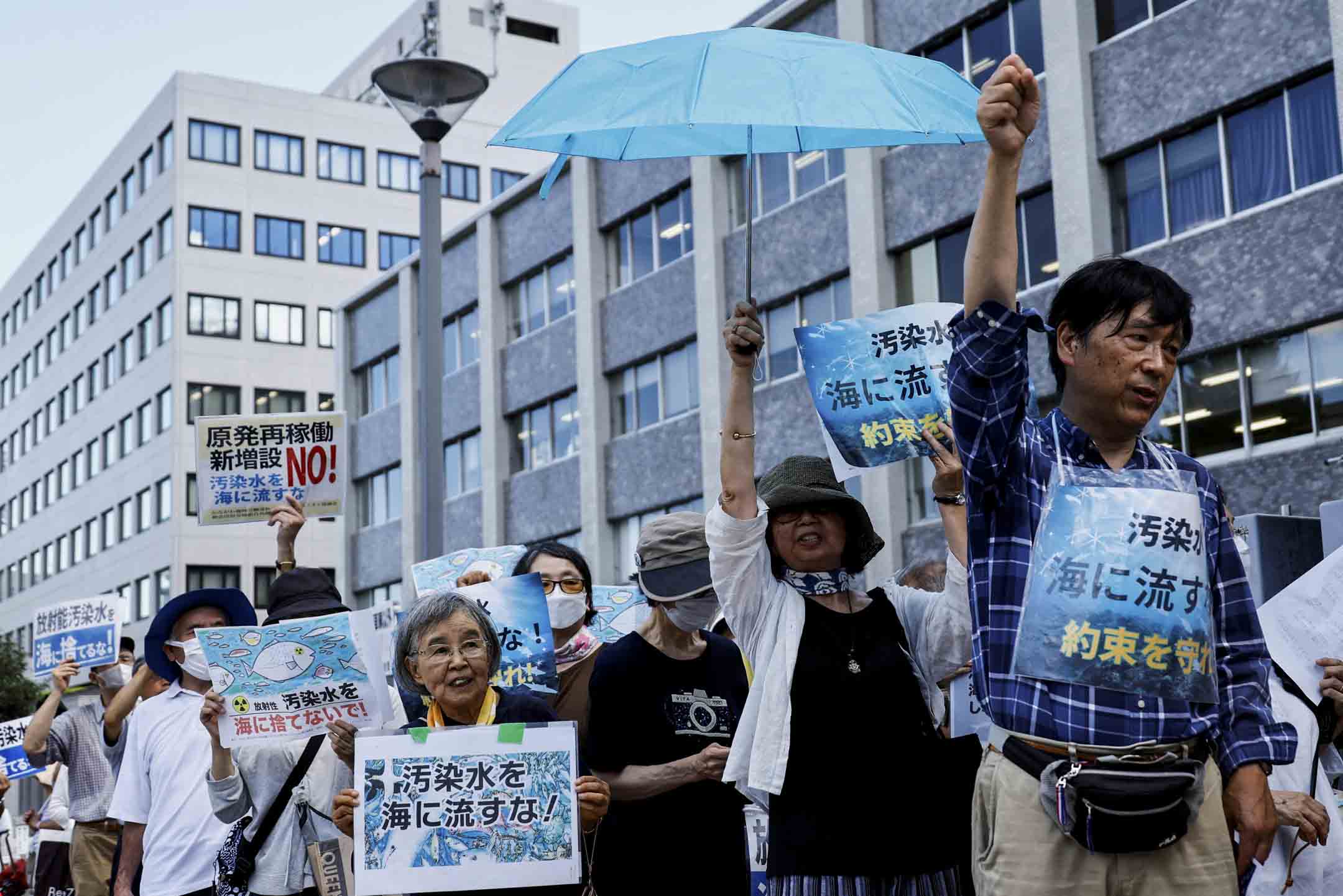 2023年8月25日,日本东京,示威者在日本首相岸田文雄官邸前举行集会,反对将福岛第一核电站处理过的放射性水排入海洋。 Kim Kyung-Hoon/Reuters/达志影像