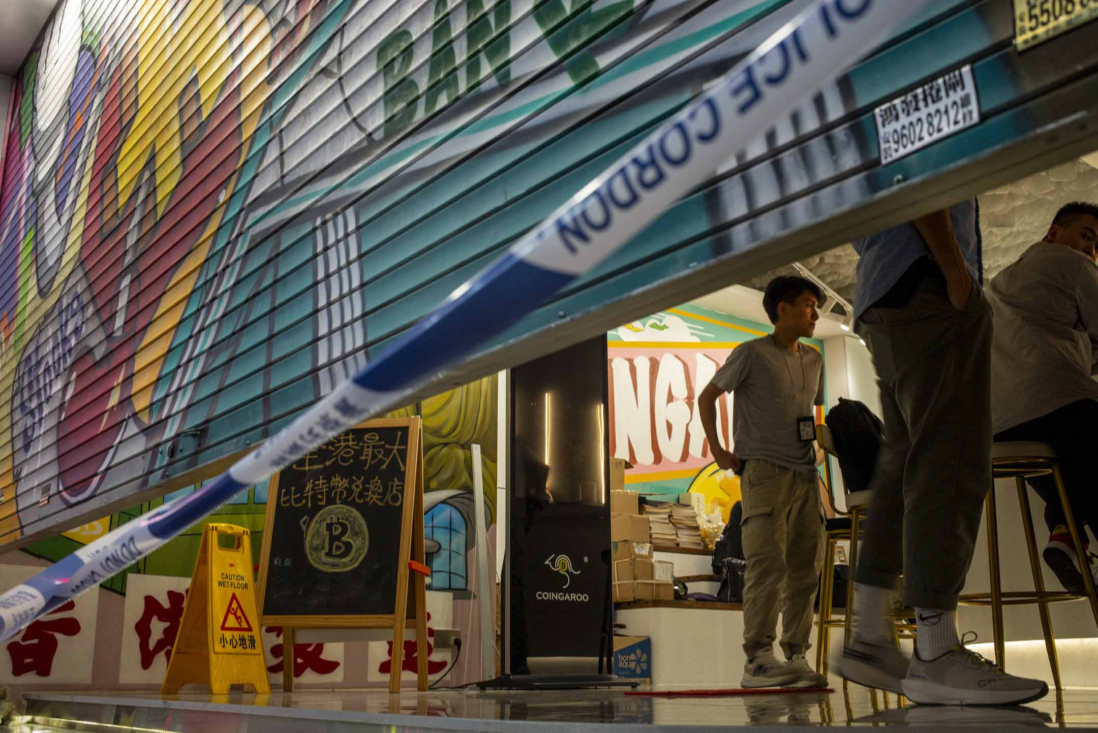 2023年9月18日,警方派員搜查全港各區多間虛擬貨幣兌換店。當中「賣幣袋鼠 Coingaroo」位於銅鑼灣的分店有警員在內搜證。攝:林振東/端傳媒