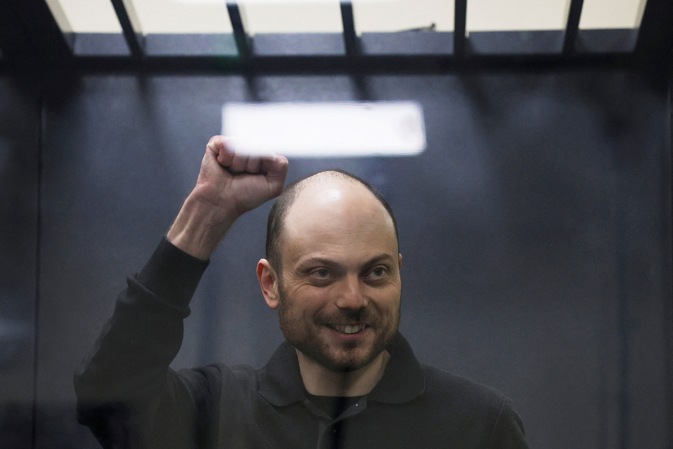 2023年7月31日,俄罗斯莫斯科,俄罗斯记者和反对派卡拉姆扎(Vladimir Kara-Murza)被判25年。摄:Maxim Shemetov/Reuters/达志影像
