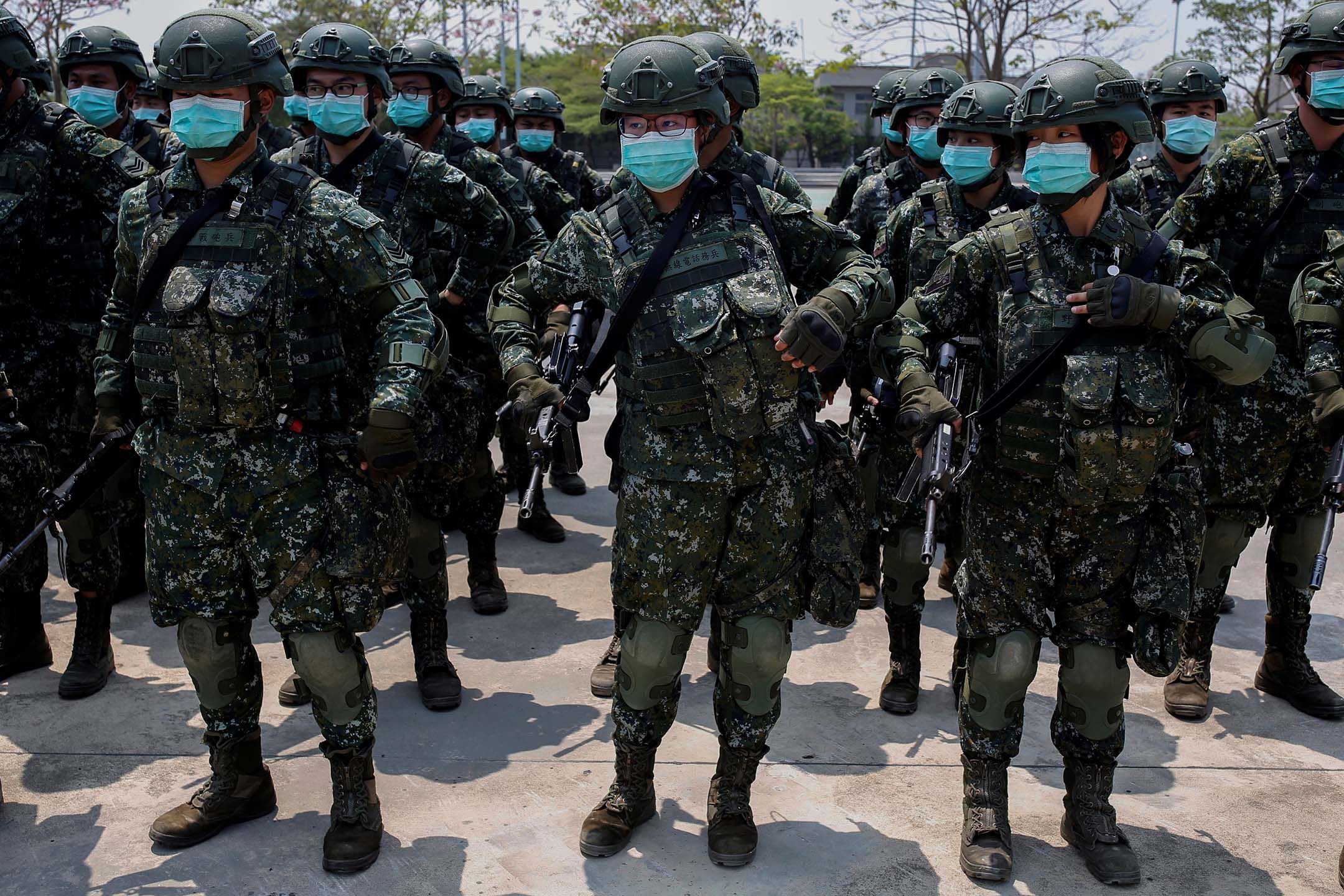 2020年4月9日,台湾台南军事基地,士兵们戴著口罩,防止感染2019冠状病毒。摄:Ann Wang/Reuters/达志影像