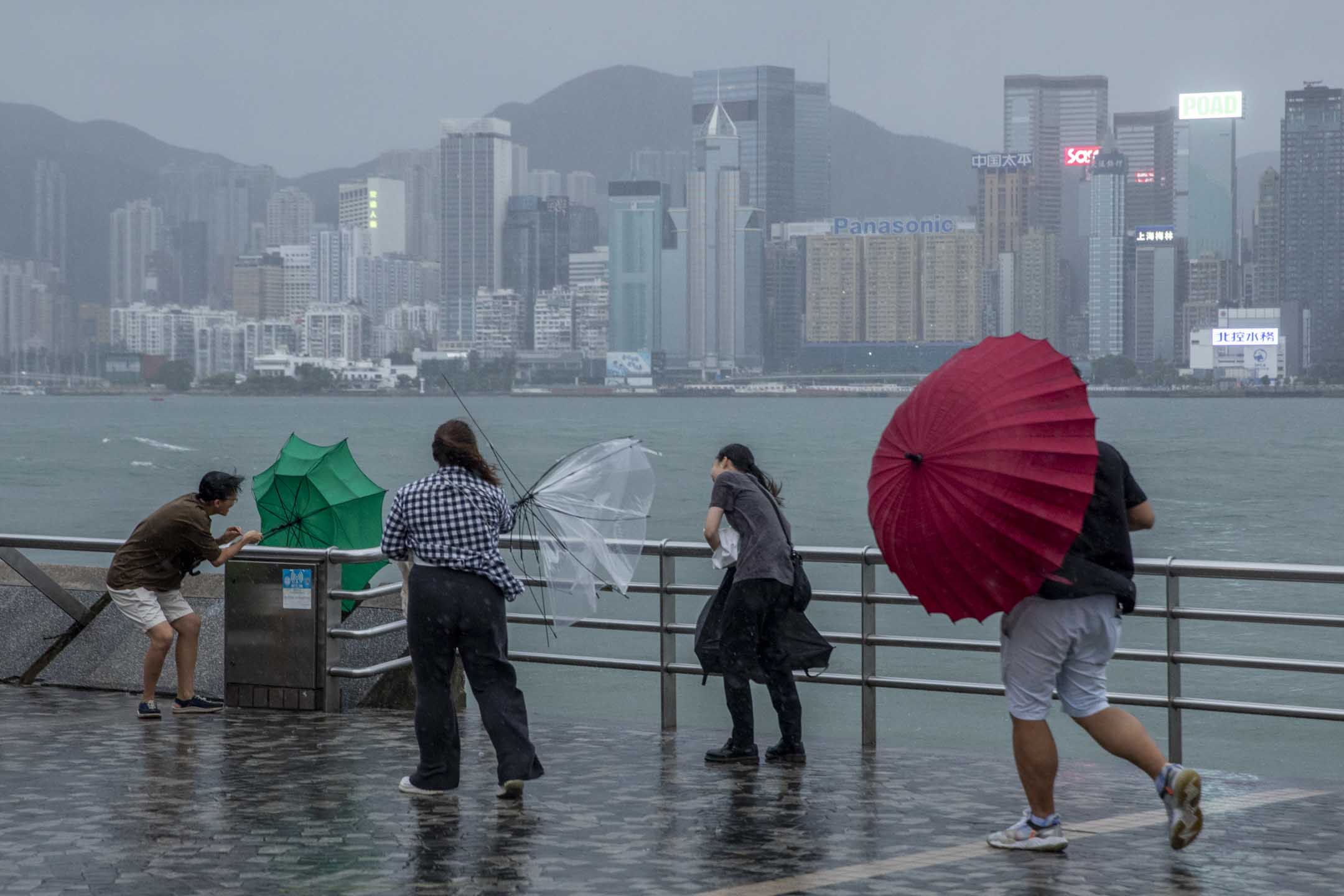 2023年9月1日,超强台风苏拉逐步靠近香港,8号风球下在尖沙咀海旁的市民。摄:林振东/端传媒