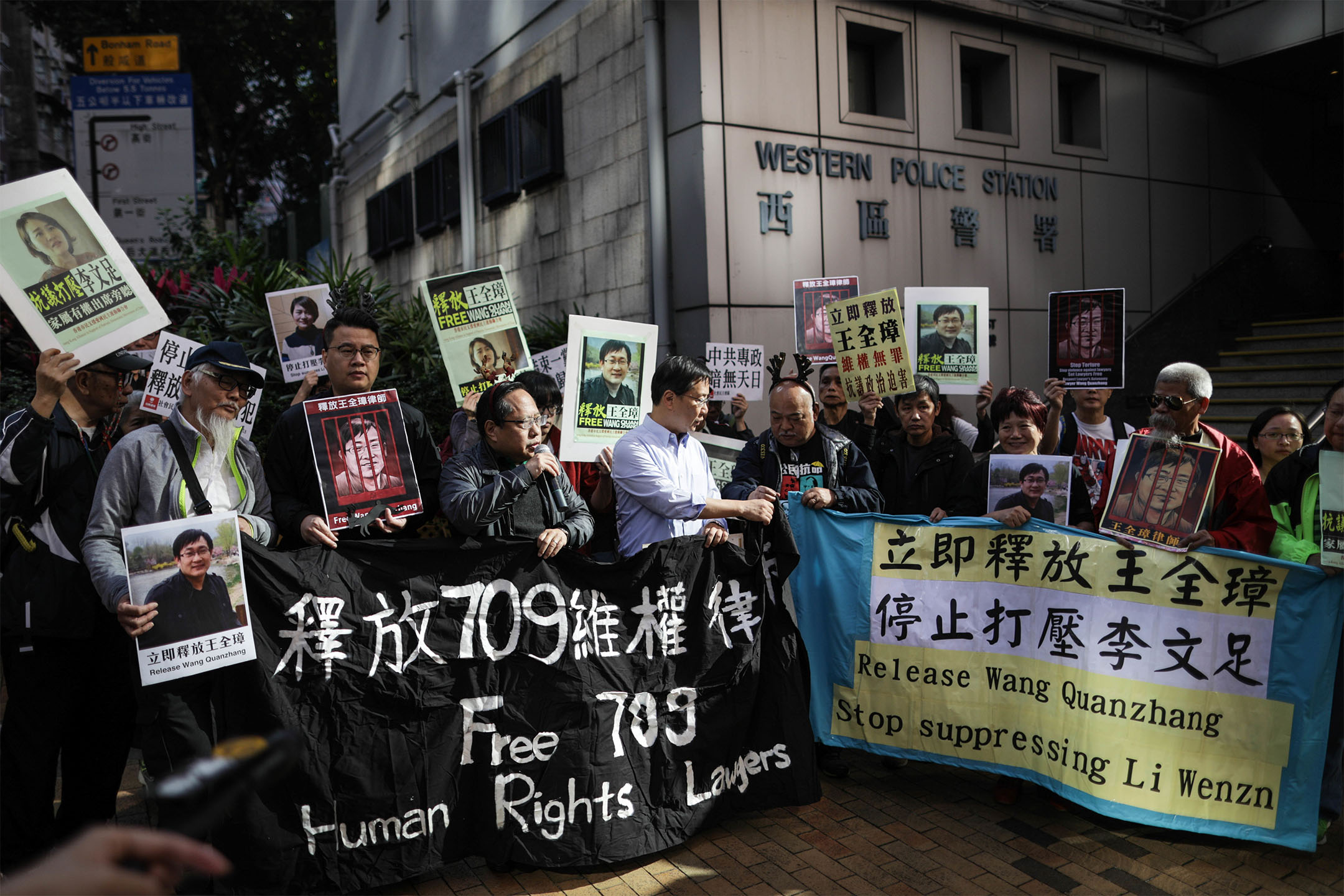 2018年12月26日,香港多个政党及团体高举海报,到中联办的抗议中国“709大抓捕”,打压维护人士。摄:S.C. Leung/SOPA Images/LightRocket via Getty Images