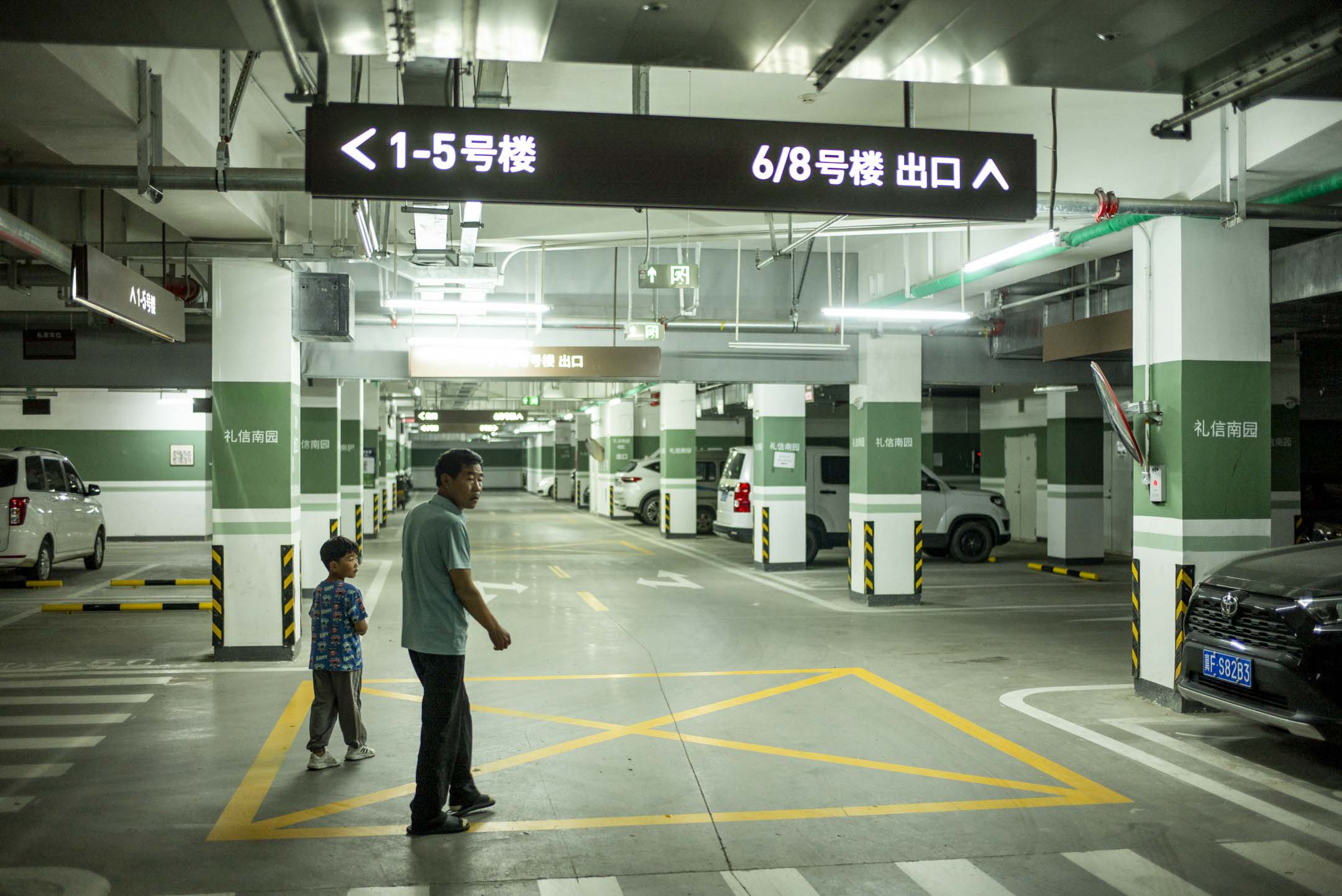 安置區路邊不設停車位、統一劃撥在地下停車場。車位只租不賣,年租金3600,超過了當地居民的收入和消費水平。年初開始,居民罷交高額租金。攝:林文清/端傳媒