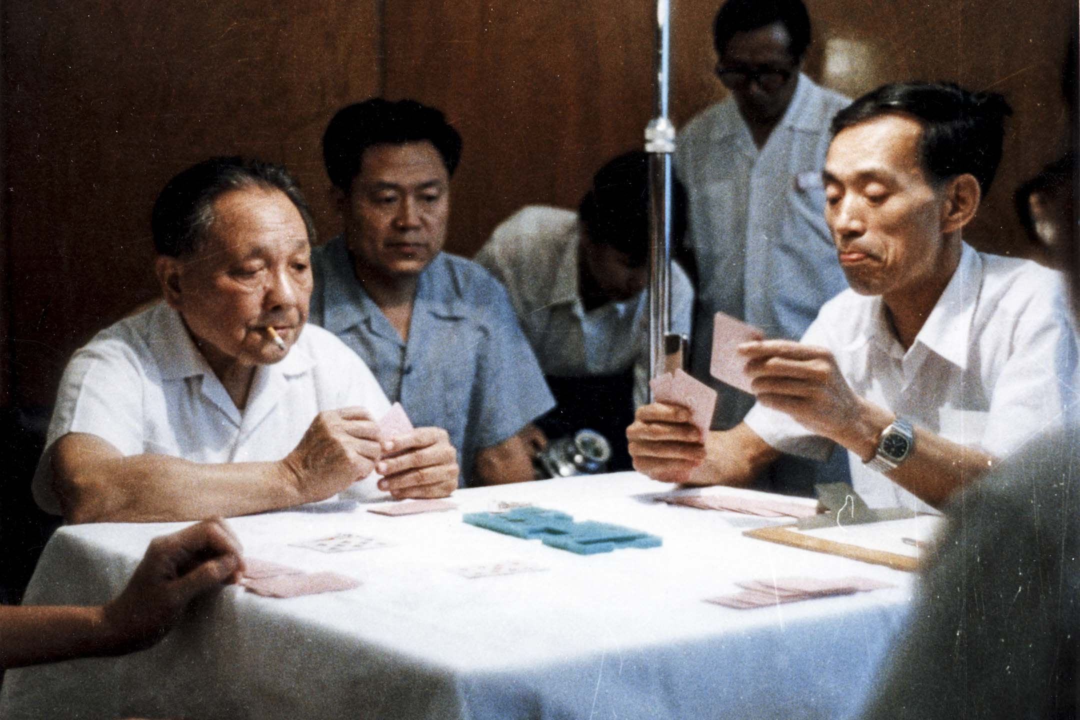 1984年6月24日,鄧小平在北京舉行的老年人橋牌比賽中一邊打橋牌,一邊抽煙。攝:Sovfoto/Universal Images Group via Getty Images
