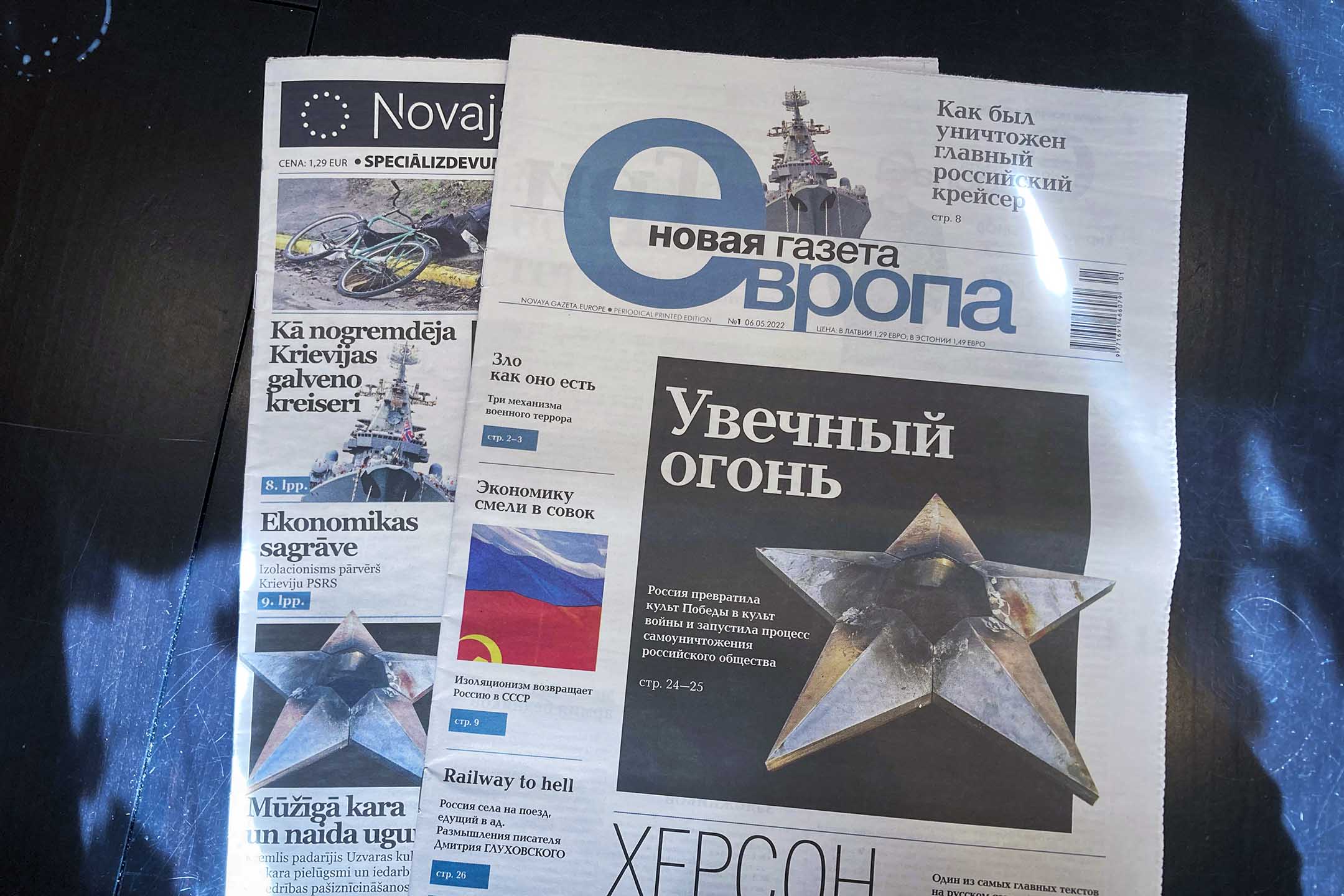 2022年5月6日,拉脫維亞版和俄羅斯版的《Novaya Gazeta. Europe》放在桌子上。攝:Alexander Welscher/AP/達志影像