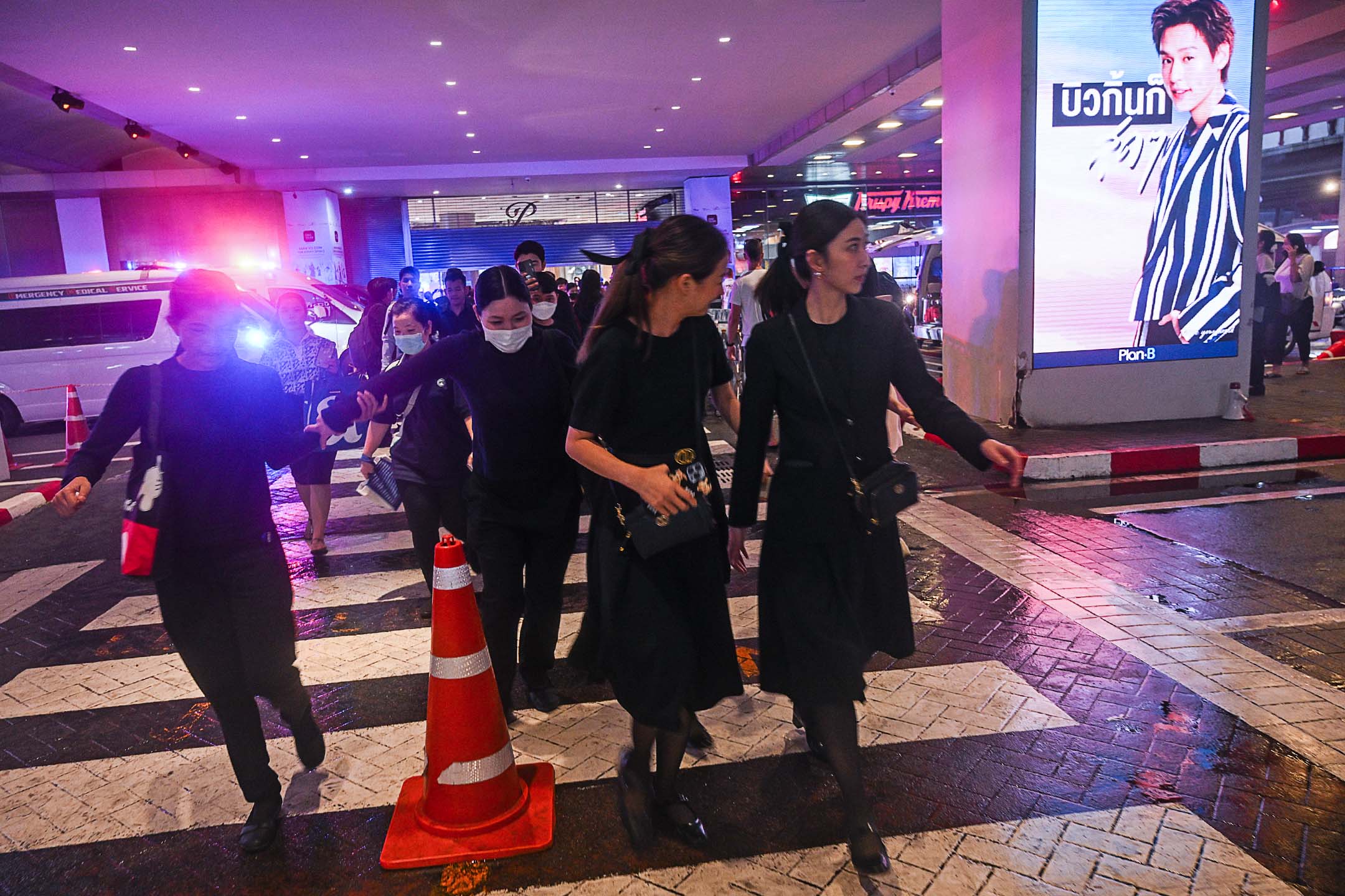 2023年10月3日,曼谷,枪击发生后,人们离开暹罗百丽宫(Siam Paragon)。摄:Sirachai Arunrugstichai/Getty Images