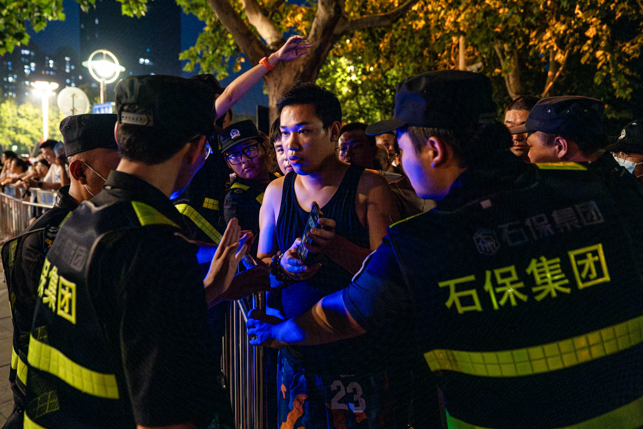 2023年9月4日，石家莊，保安人員在音樂節表演場地門口。攝：Andrea Verdelli/Bloomberg via Getty Images