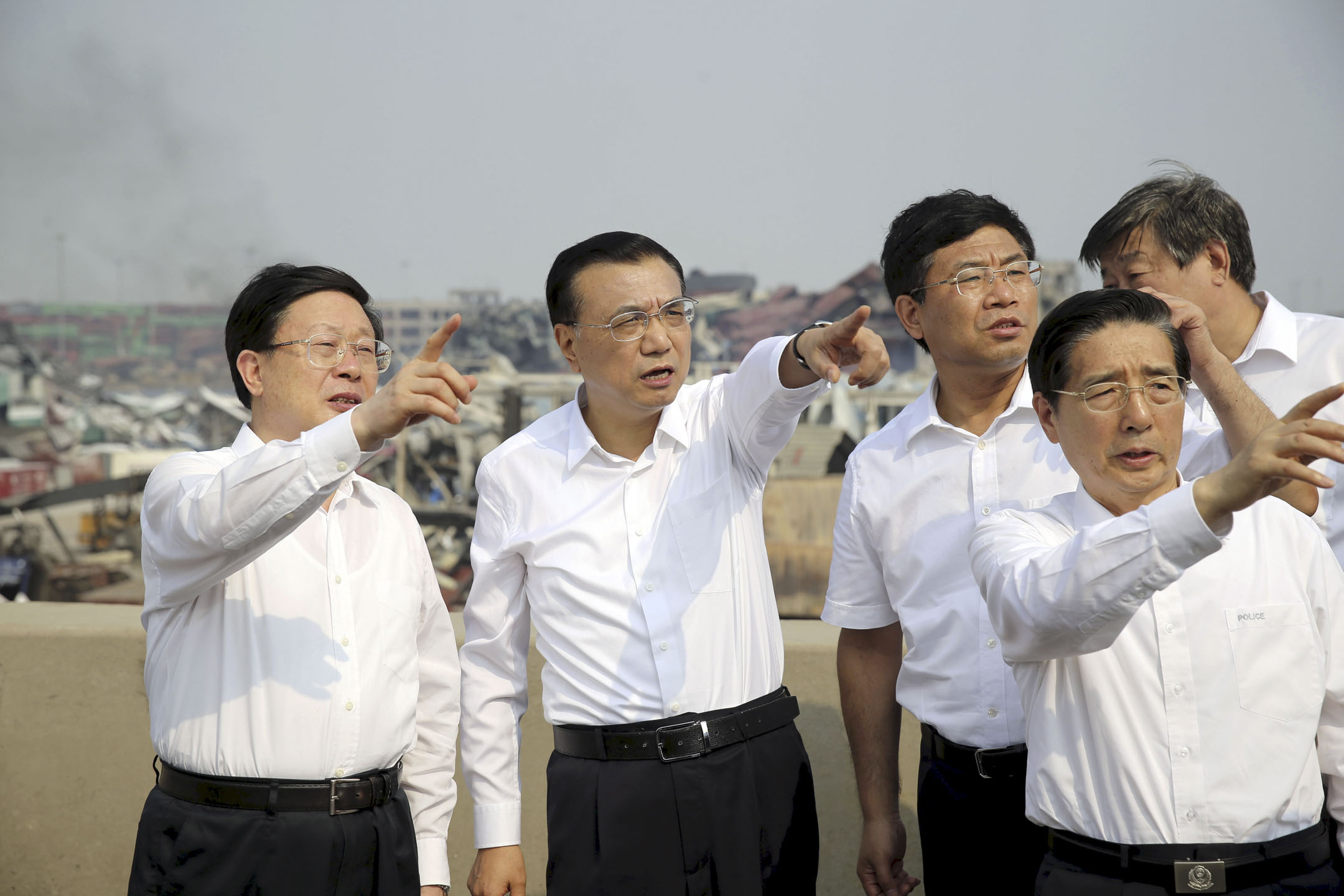2015年8月16日,中国天津,总理李克强视察天津滨海新区爆炸现场。摄:cnsphoto/Reuters/达志影像