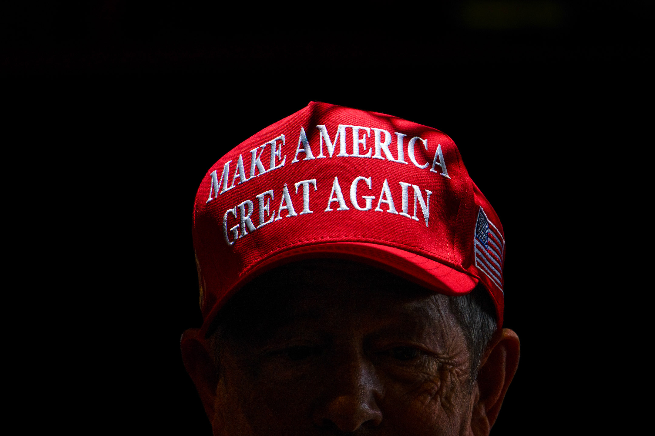 2023年8月12日，美國，共和黨支持者坐在酒吧上。攝：Brandon Bell/Getty Images