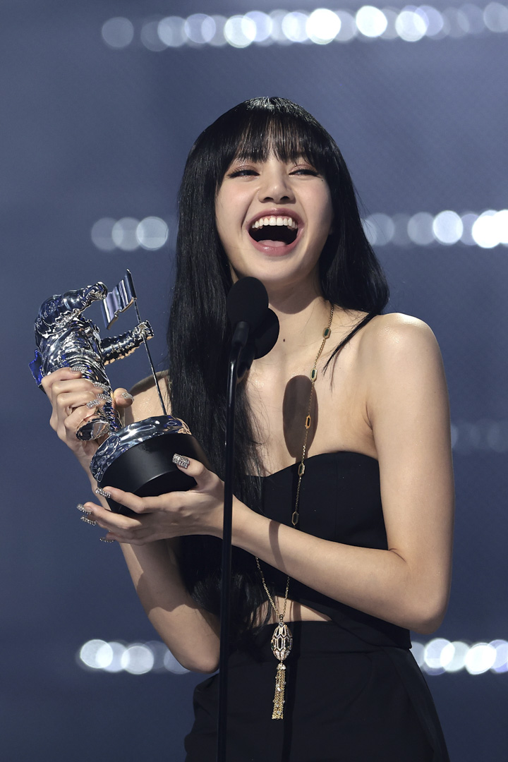 2022年8月28日,BLACKPINK 的 Lisa 在2022年 MTV VMA 舞台上接受最佳 K-Pop 奖。摄:Dimitrios Kambouris/Getty Images for MTV/Paramount Global