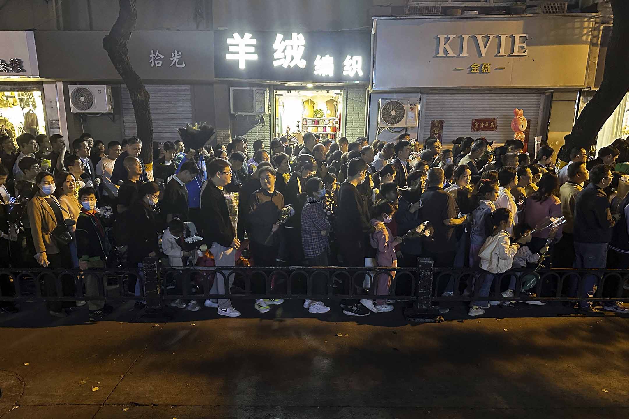 2023年10月28日，安徽省合肥市，人們在中國前總理李克強的故居前排隊，為他悼念並獻上鮮花。攝：The Yomiuri Shimbun/AP/達志影像