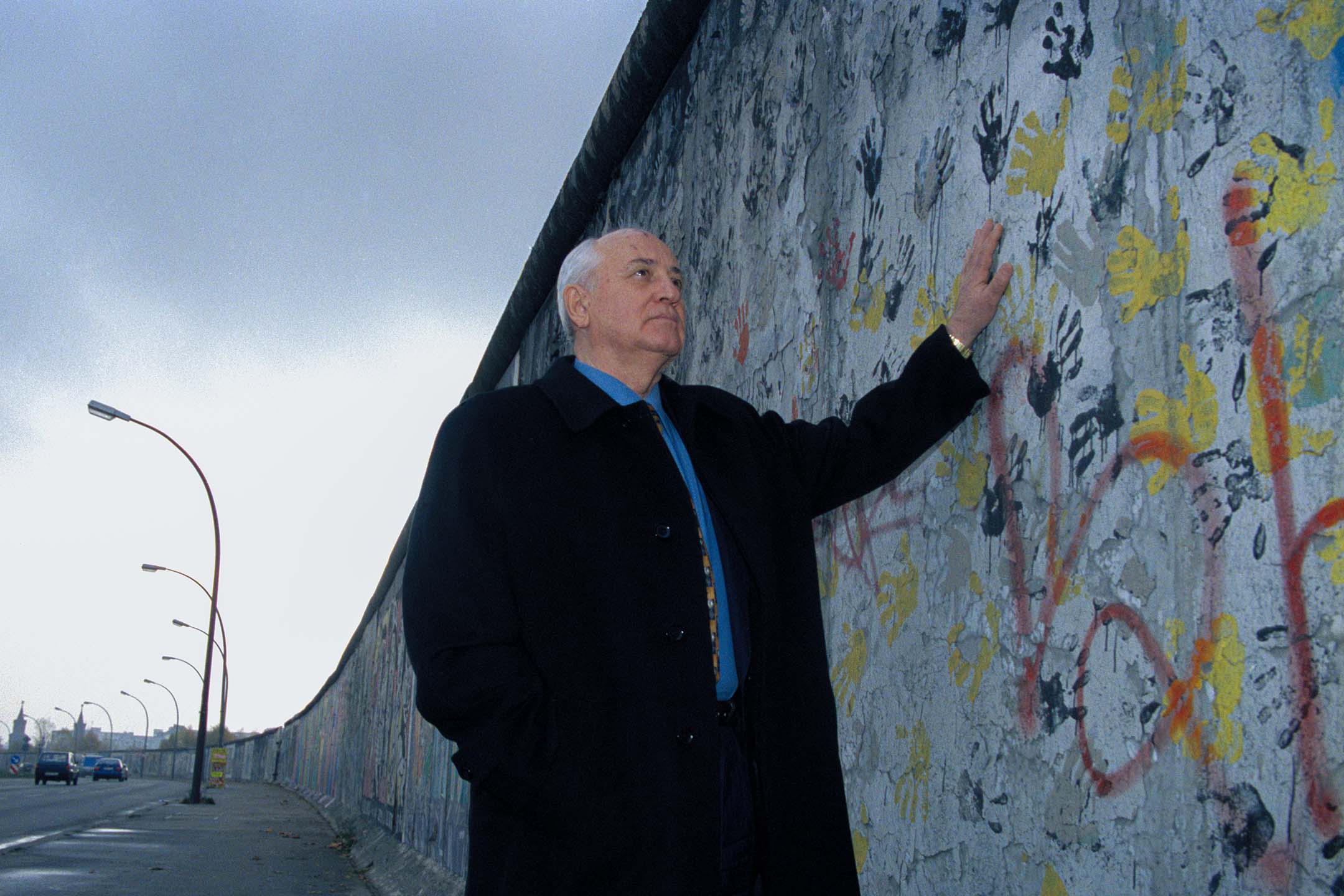 1998年5月,戈巴契夫 (Mikhail Gorbachev)在柏林围墙。摄:Micheline Pelletier/Sygma via Getty Images
