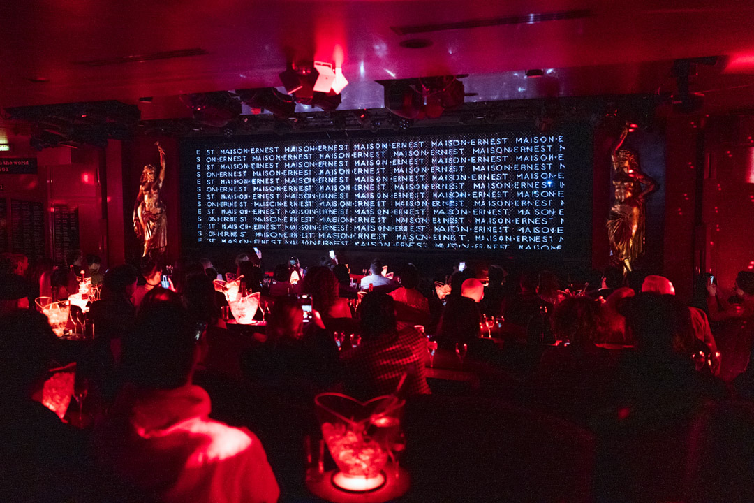 2023年3月3日,法国巴黎时装周,其中一场疯马骚演出。摄:Kristy Sparow/WireImage