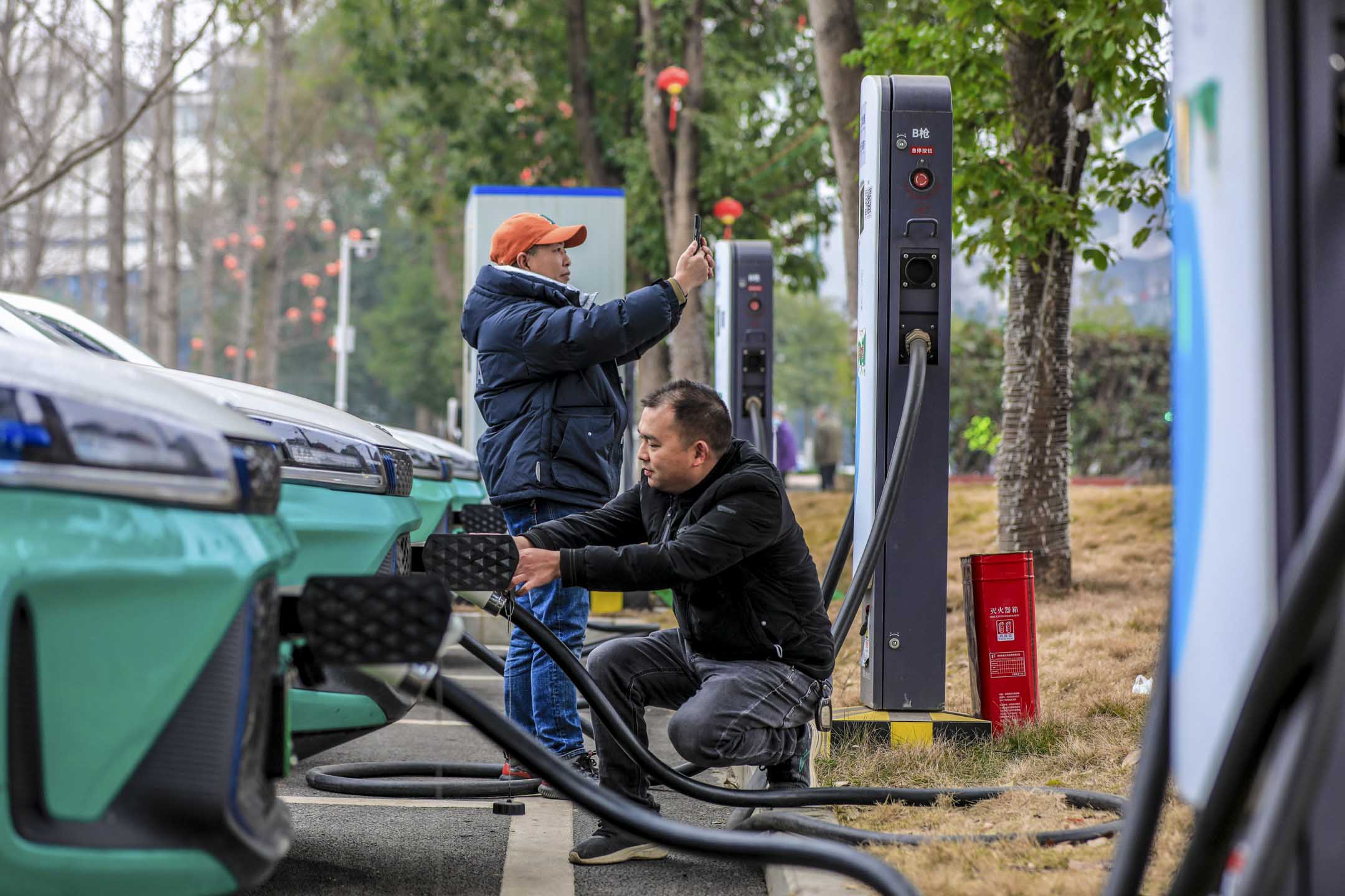 2023年2月7日,中國四川省宜賓市,一名司機在充電站為他的電動計程車充電。攝:Yan Yicheng/VCG via Getty Images
