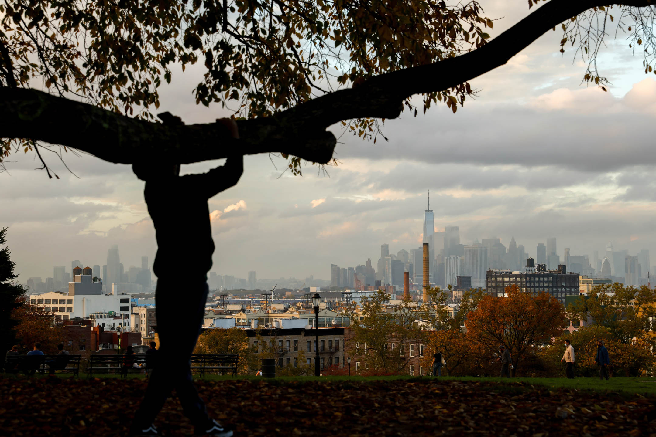 2022年10月26日，美國紐約，市民在布魯克林的日落公園（Sunset Park）拍照。攝：Julia Nikhinso/AP/達志影像