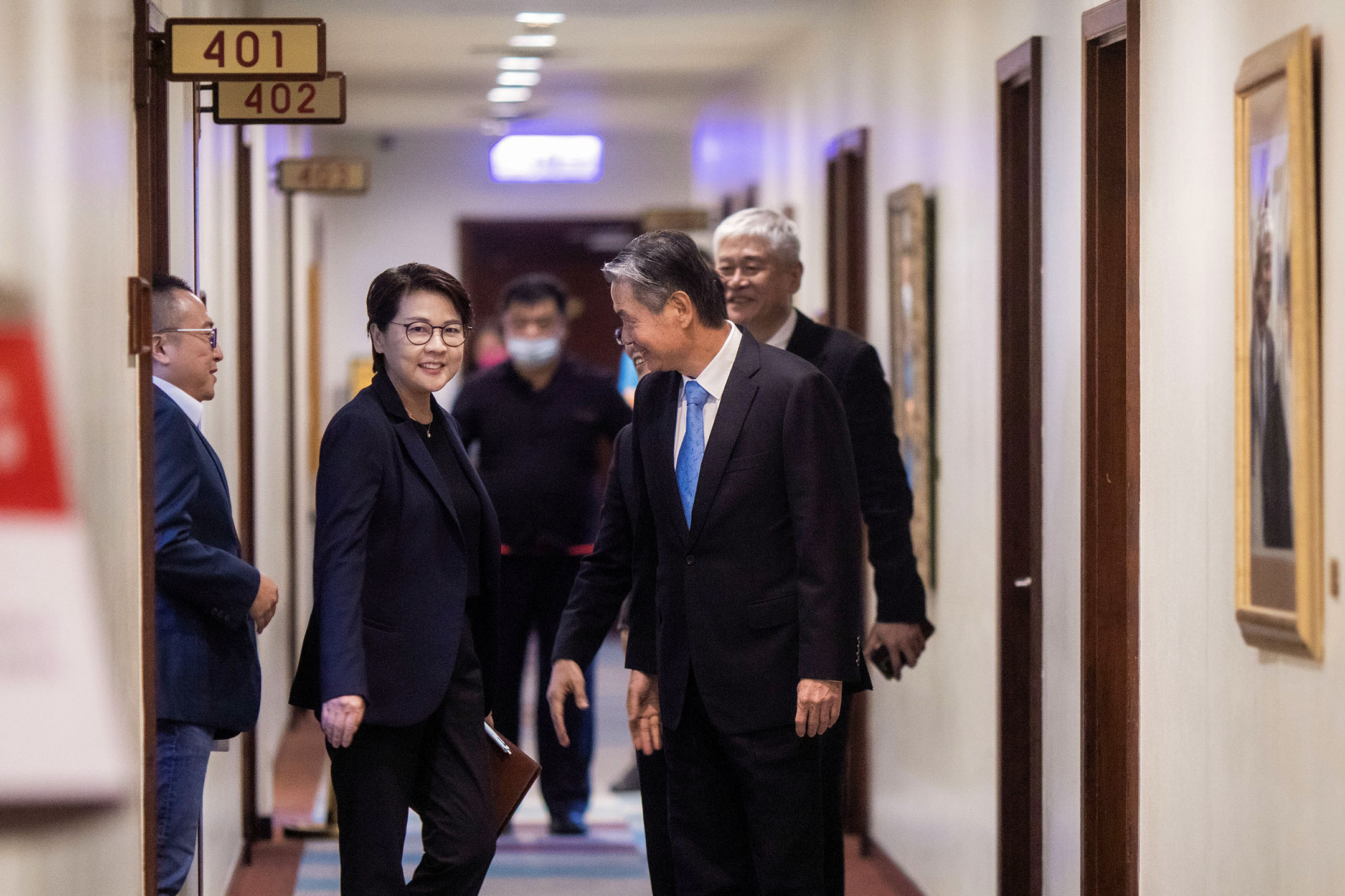 2023年10月14日,台北,柯辦總幹事黃珊珊(左)與侯辦執行長金溥聰(右)會面。攝:陳焯煇/端傳媒