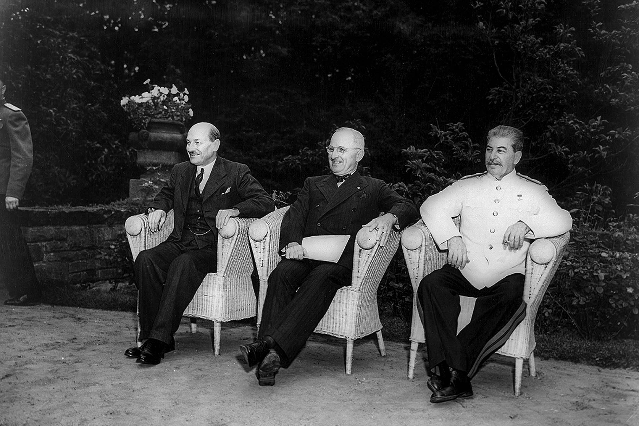1945年,柏林,英国首相克莱曼·艾德礼、美国总统杜鲁门和苏联最高领导人史达林。摄:Photo12/Universal Images Group via Getty Images