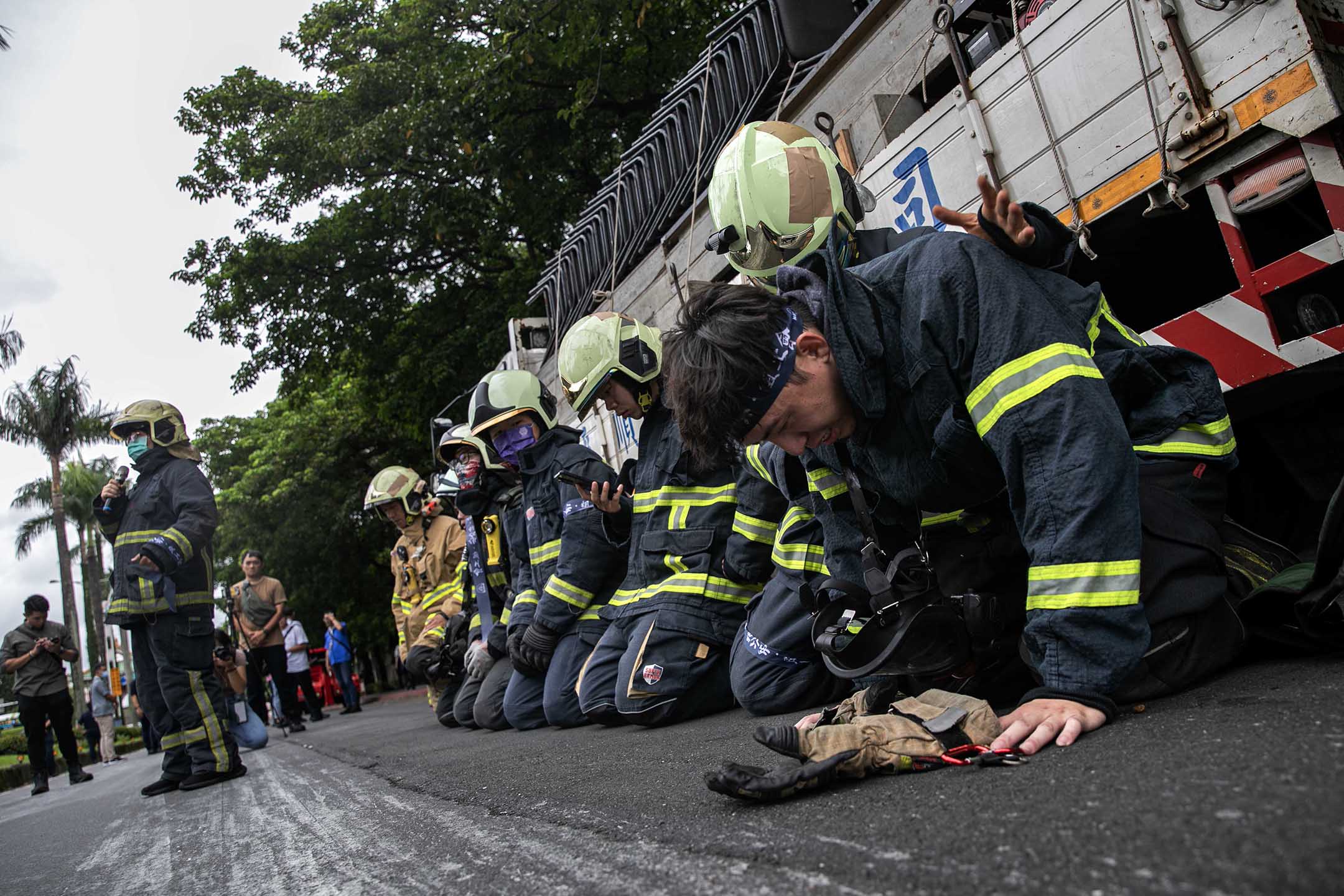 2023年10月9日,台北,消防員工作權益促進會舉辦國殤日晚會,於佈置會場前與警方衝突。攝:陳焯煇/端傳媒