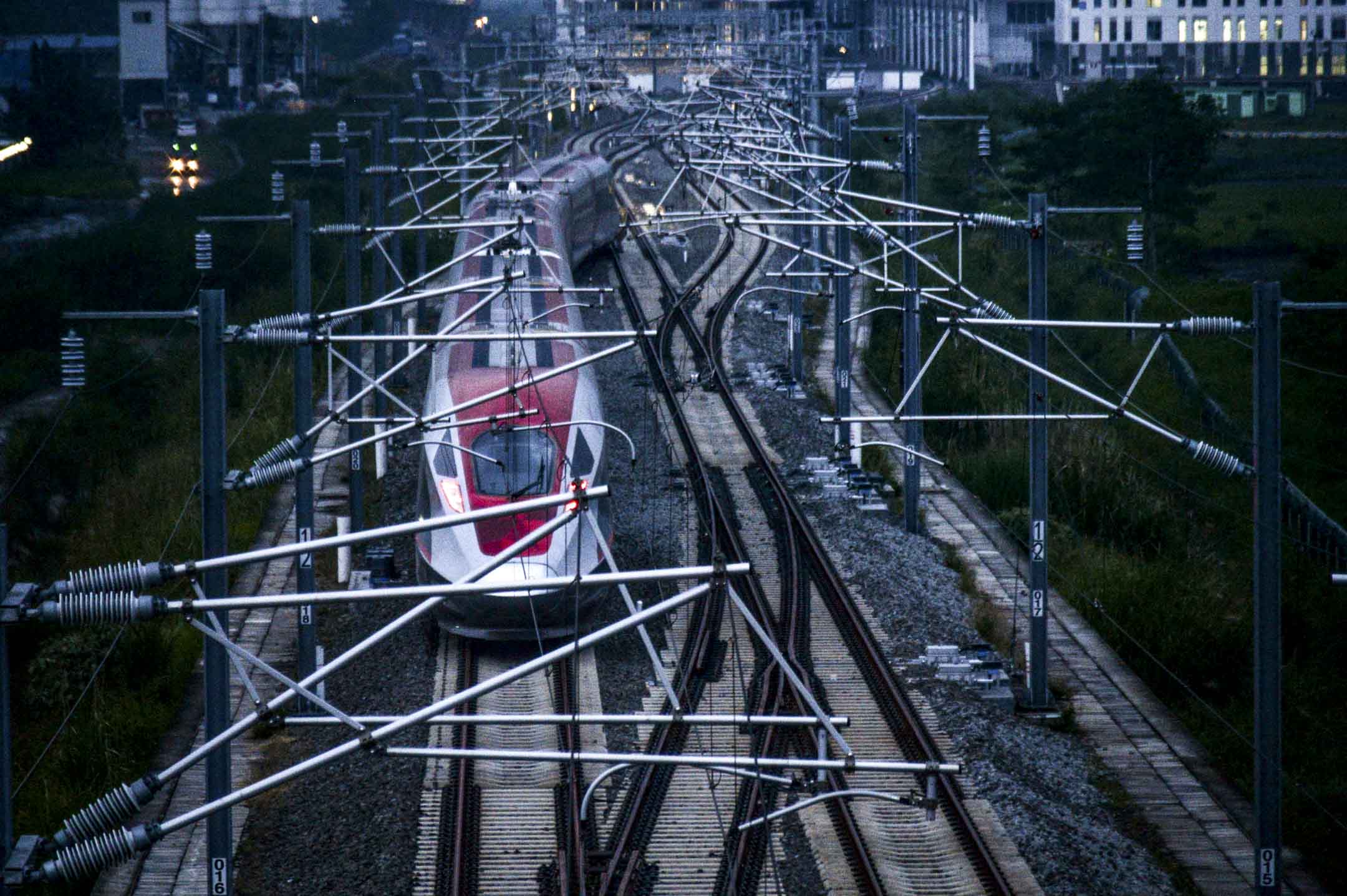 2023年5月19日,雅万高铁在印尼西爪哇省万隆进行滑行测试。摄:Antara Foto/Raisan Al Farisi/via Reuters/达志影像