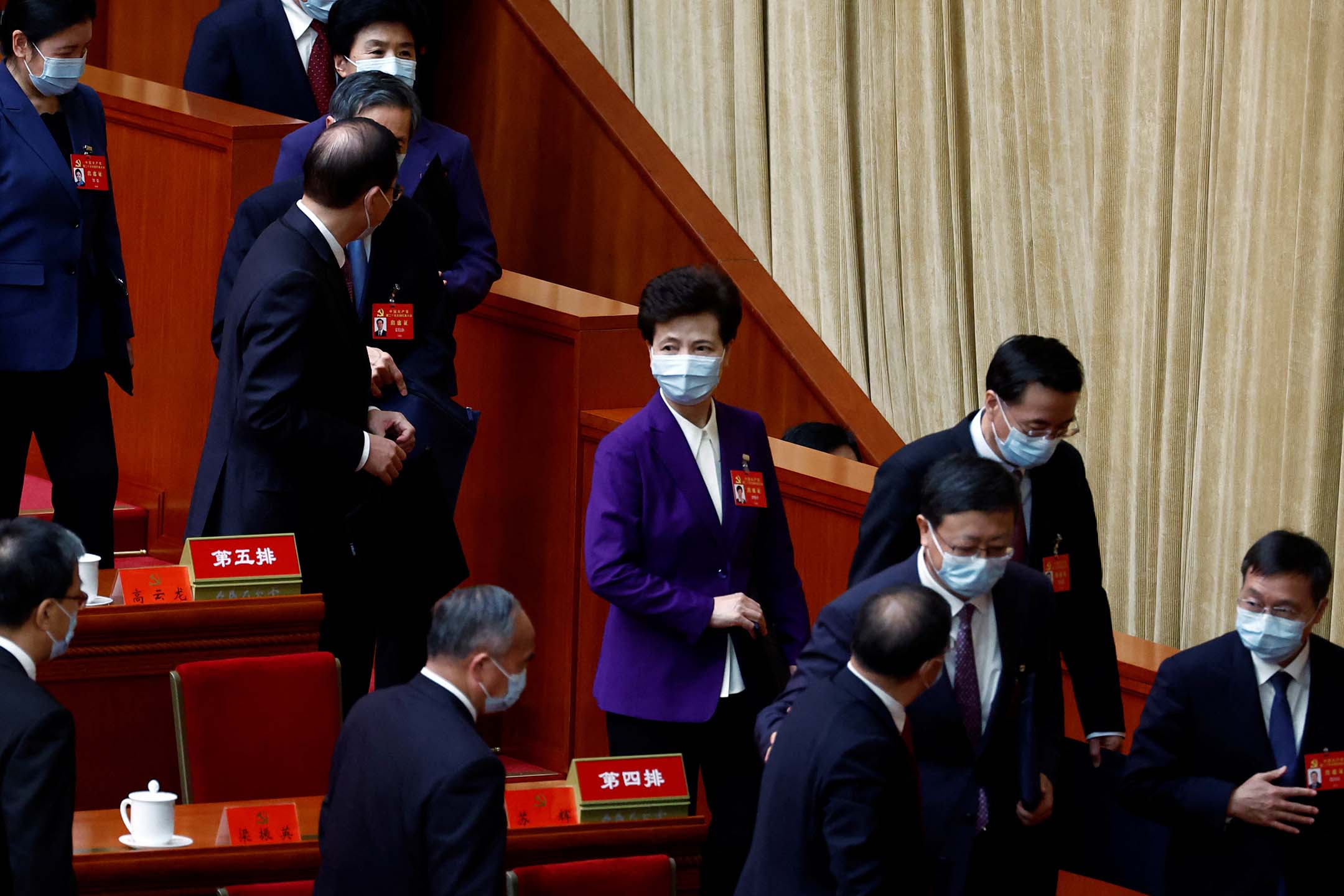 2022年10月22日,北京人民大會堂,中國共產黨第二十次全國代表大會閉幕式上官員離場。攝:Tingshu Wang/Reuters/達志影像