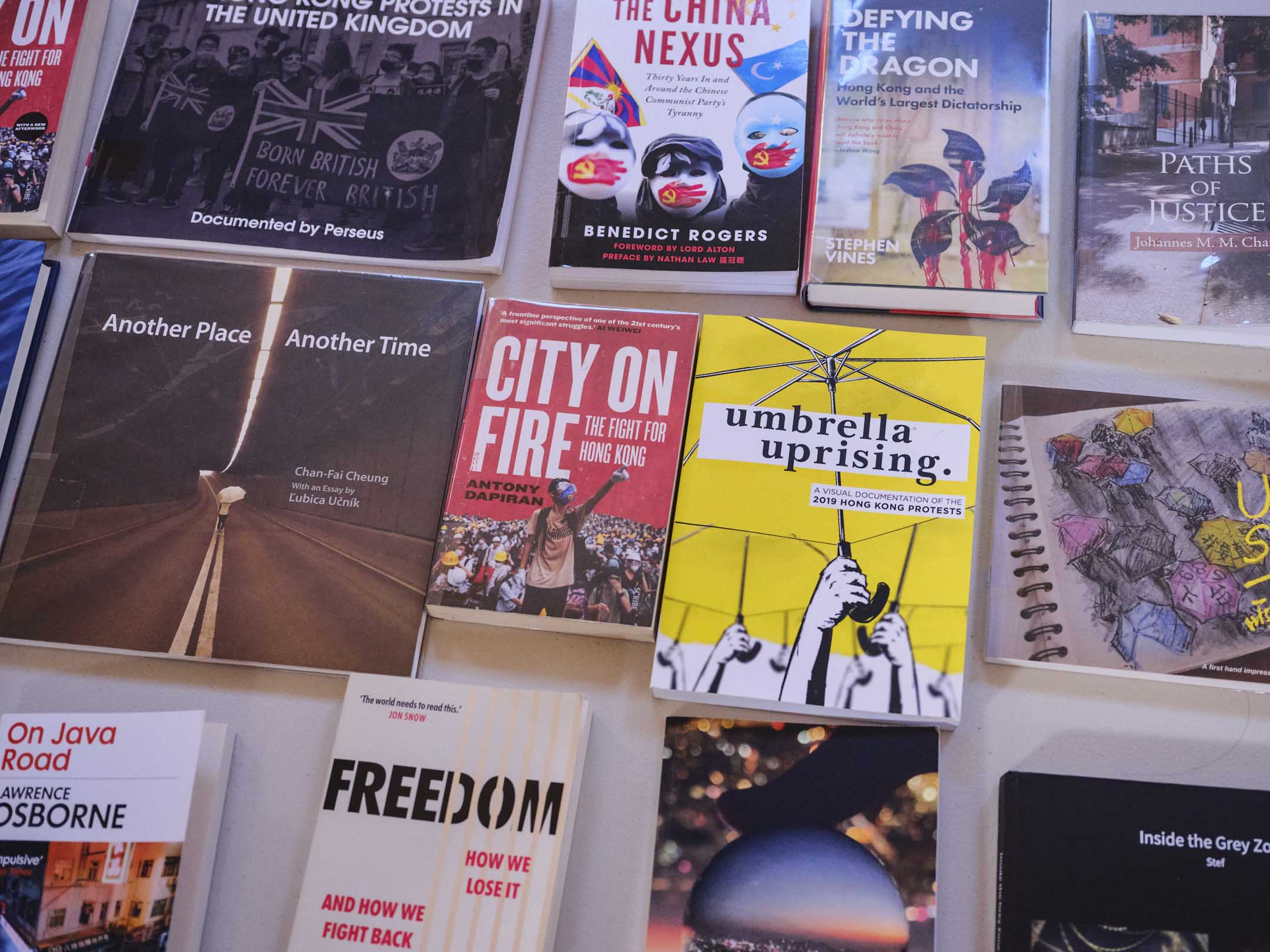 「悅讀逸」書展期間展出的部分書籍。攝：Peter Wong/端傳媒