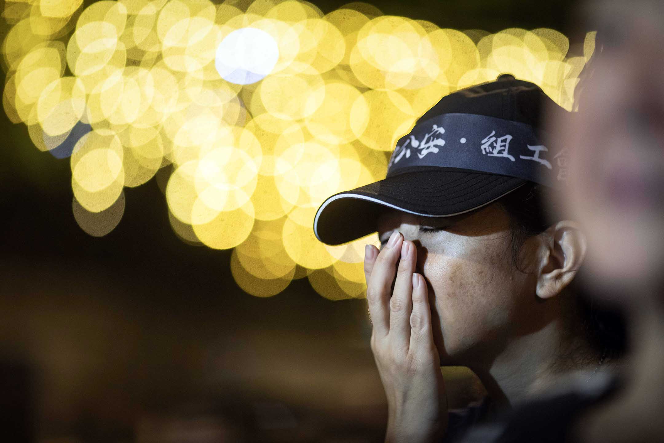2023年10月9日,台北,消防員工作權益促進會舉辦國殤日晚會,悼念四位在屏東明揚工廠大火殉職的消防員。攝:陳焯煇/端傳媒
