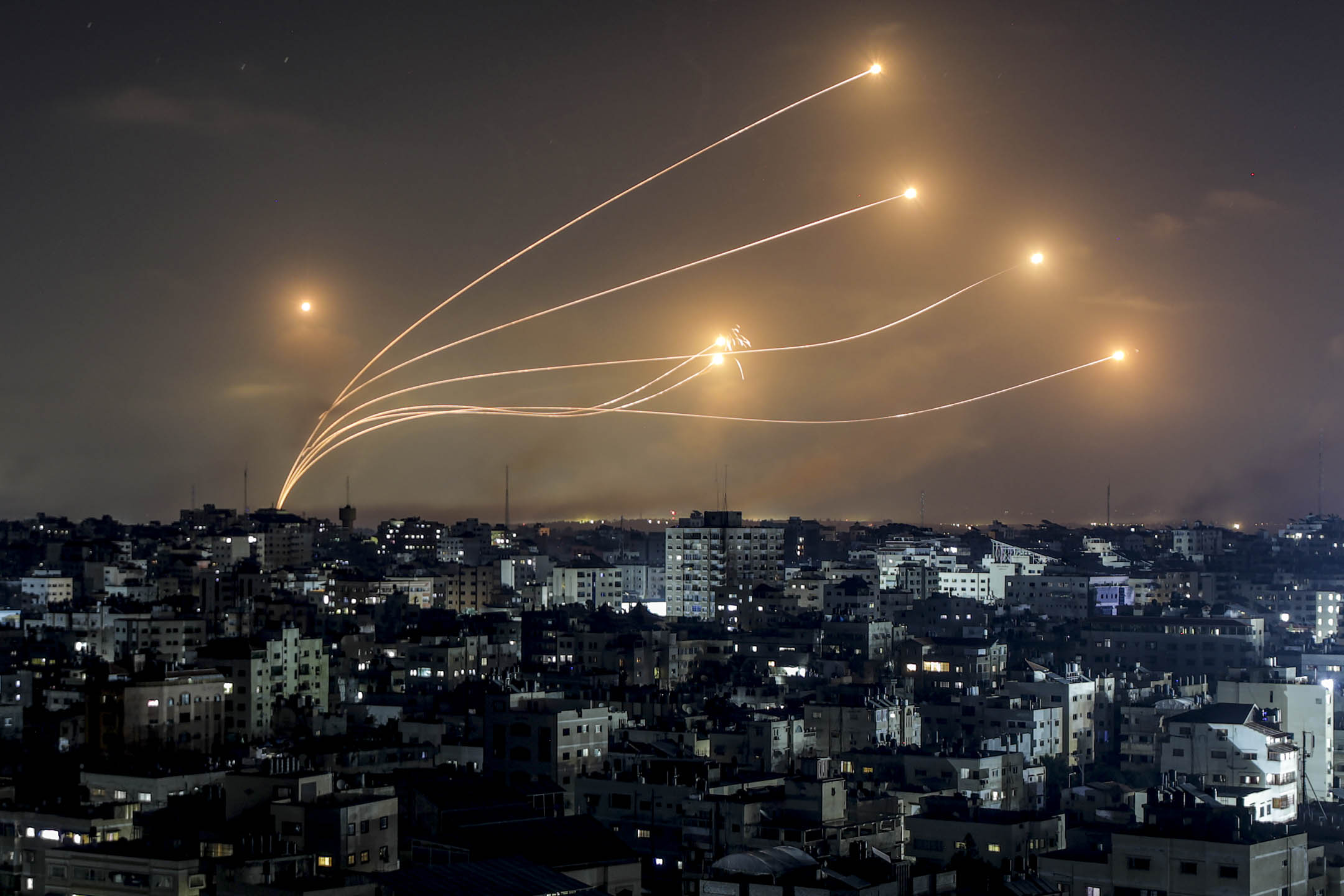2023年10月11日,以色列铁穹拦截从加沙走廊发射出来的飞弹。摄:Mohammed Saber/EPA/达志影像