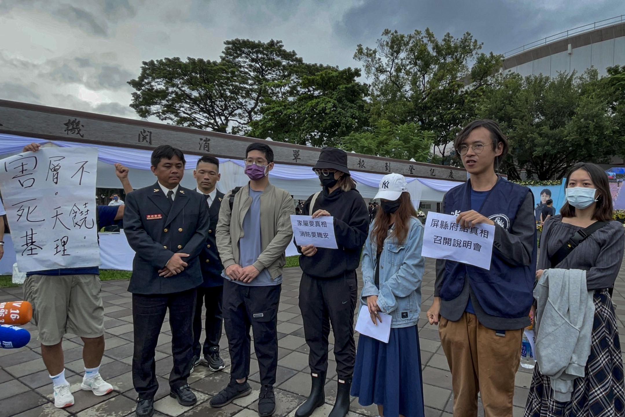 2023年10月6日,屏东,四名殉职消防员的家属与消防员工作权益促进协会的成员在会场外召开记者会。摄:王怡蓁/端传媒