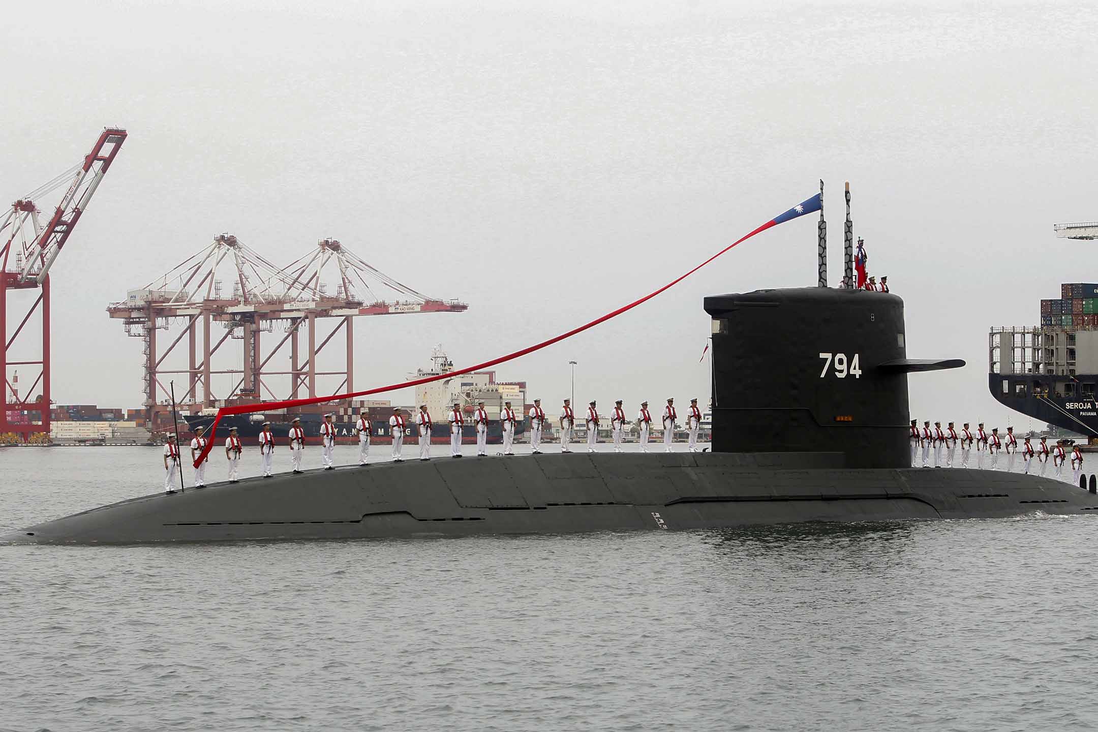 2019年5月9日,高雄海軍潛艦國造專用廠房動土典禮,海軍在潛艇上敬禮。攝:Chiang Ying Ying/AP/達志影像