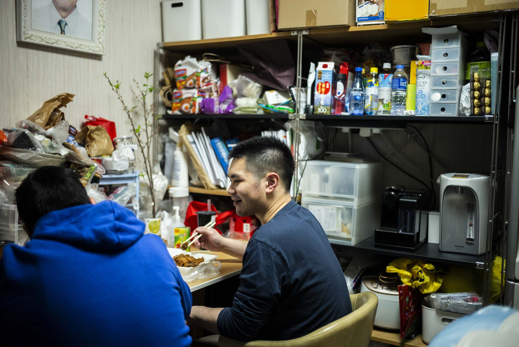 Nick 與 Ken 在家中享用三送飯。攝:林振東/端傳媒