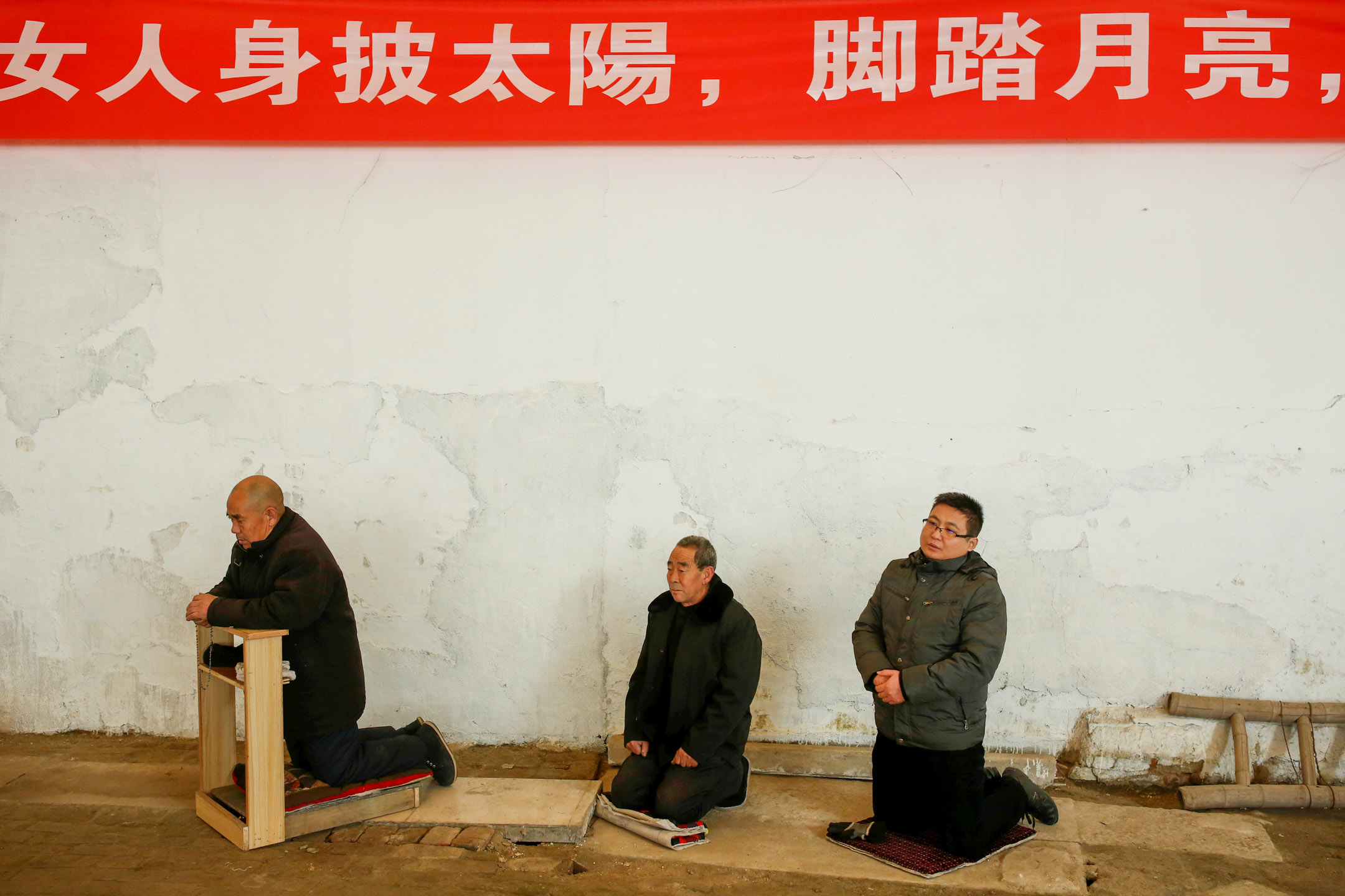 2016年12月11日,中国,男子在铁皮屋顶教堂参加周日礼拜。摄:Thomas Peter/Reuters/达志影像