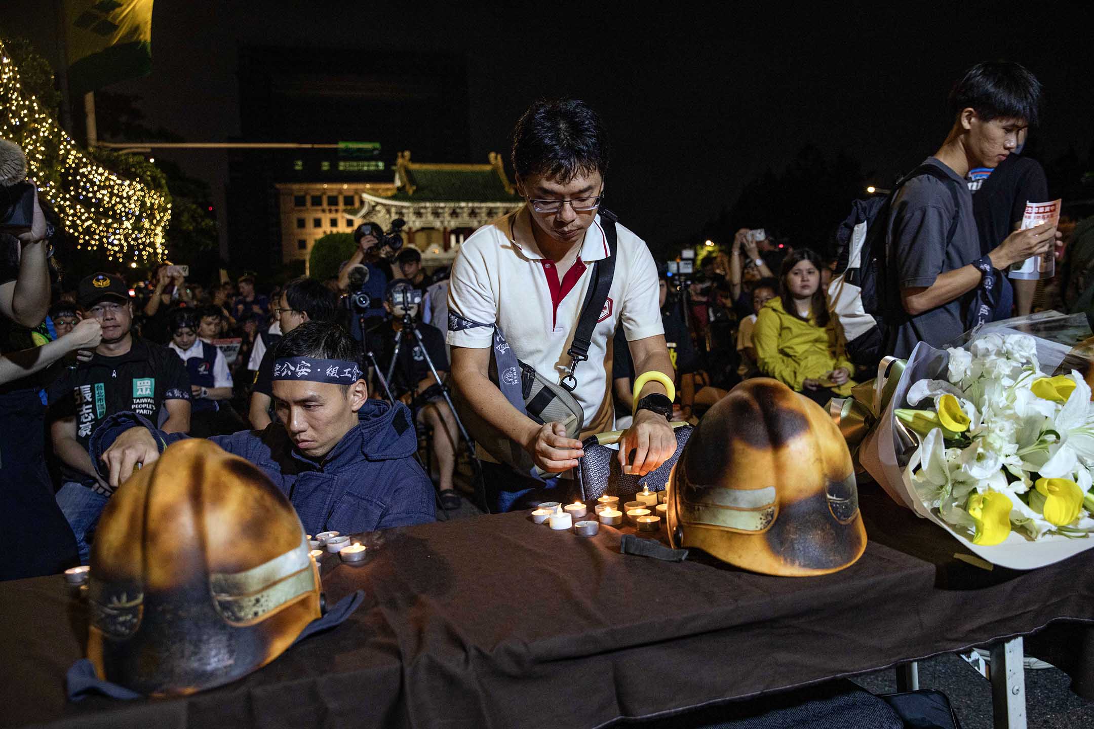 2023年10月9日,台北,消防員工作權益促進會舉辦國殤日晚會,悼念四位在屏東明揚工廠大火殉職的消防員。攝:陳焯煇/端傳媒